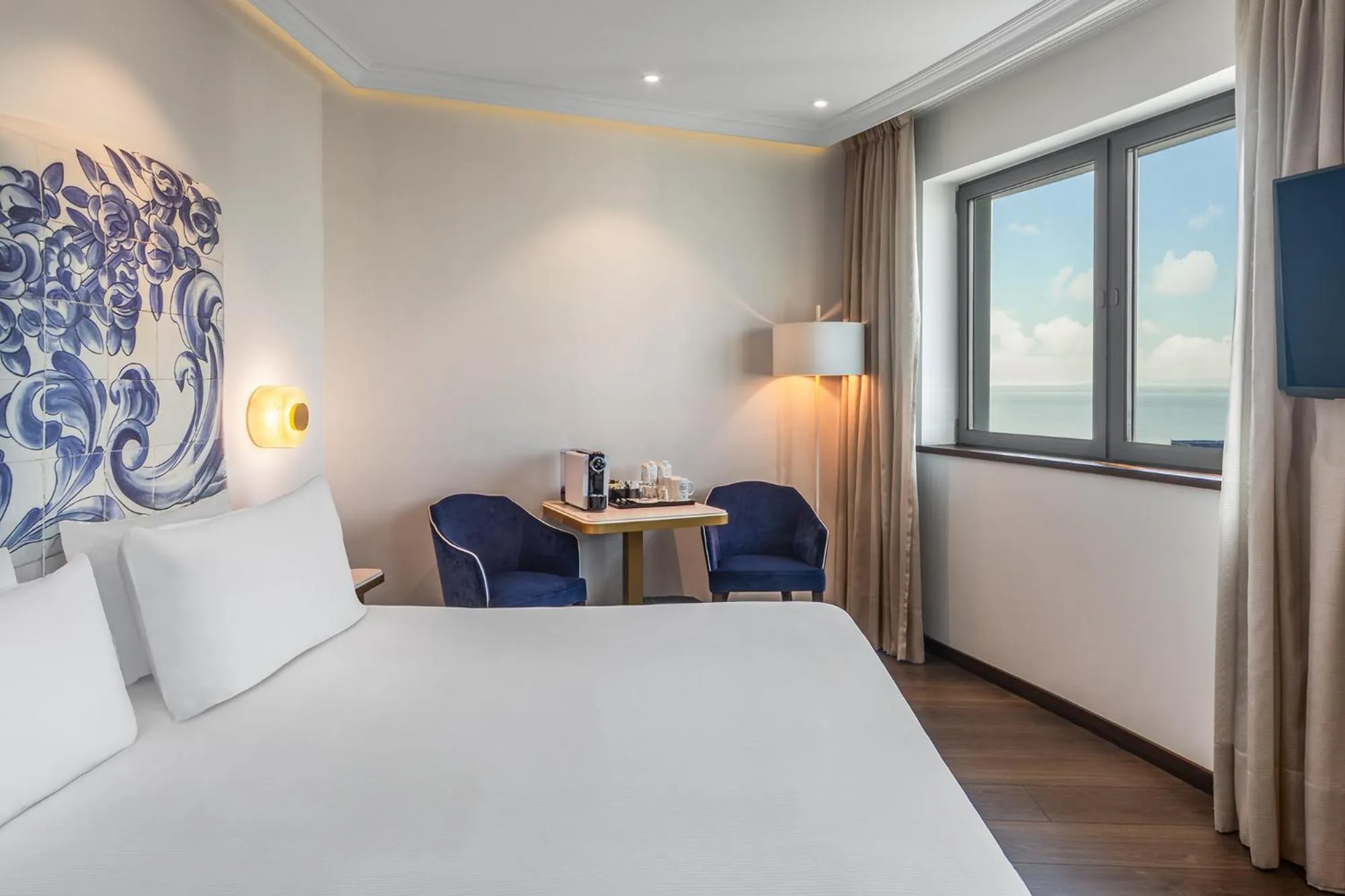 Deluxe Double or Twin Room with River View in Eurostars Universal Lisboa