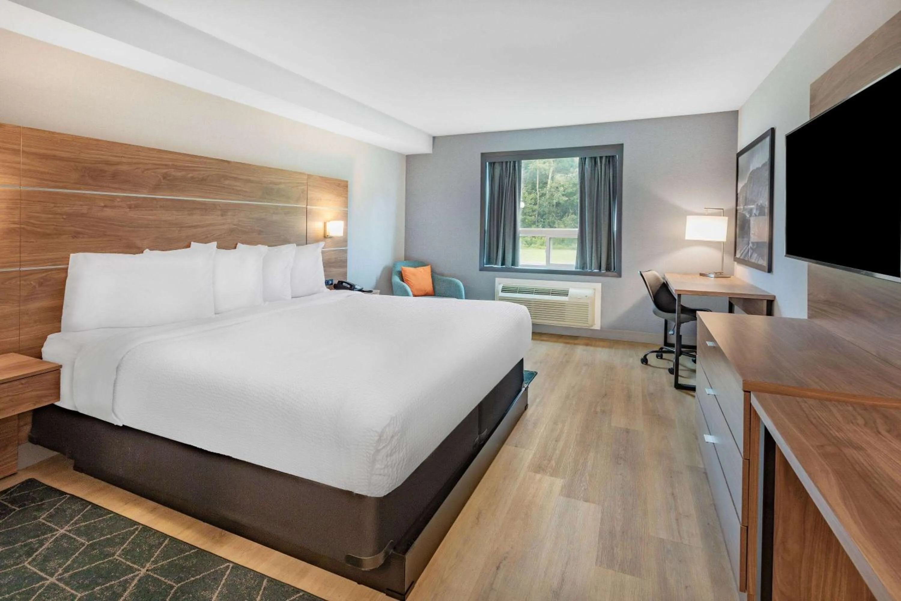 King Room - Non-Smoking in Super 8 by Wyndham Cornwall ON