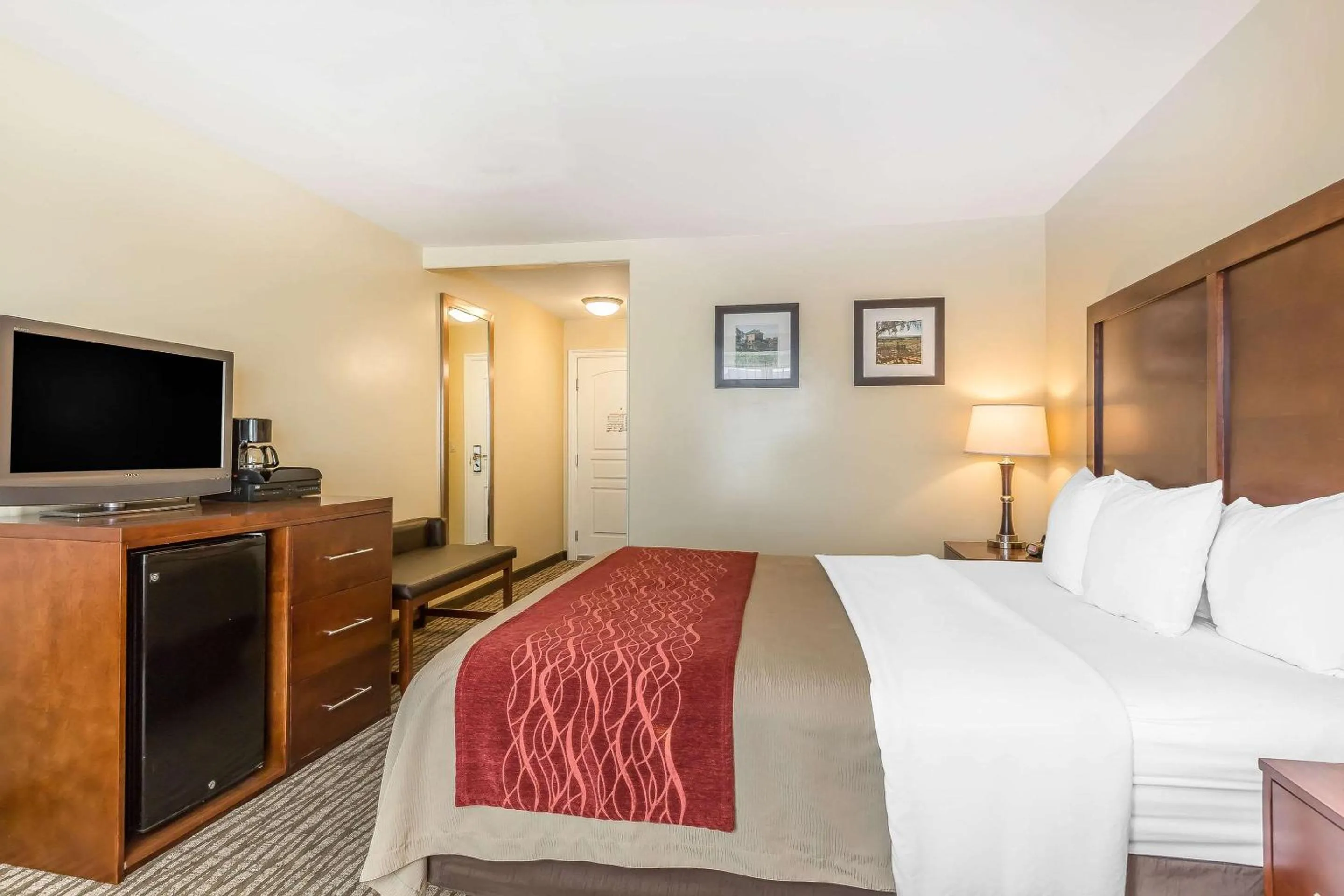 King Suite with Sofa-Bed - Non-Smoking in Comfort Inn Pomona near Fairplex