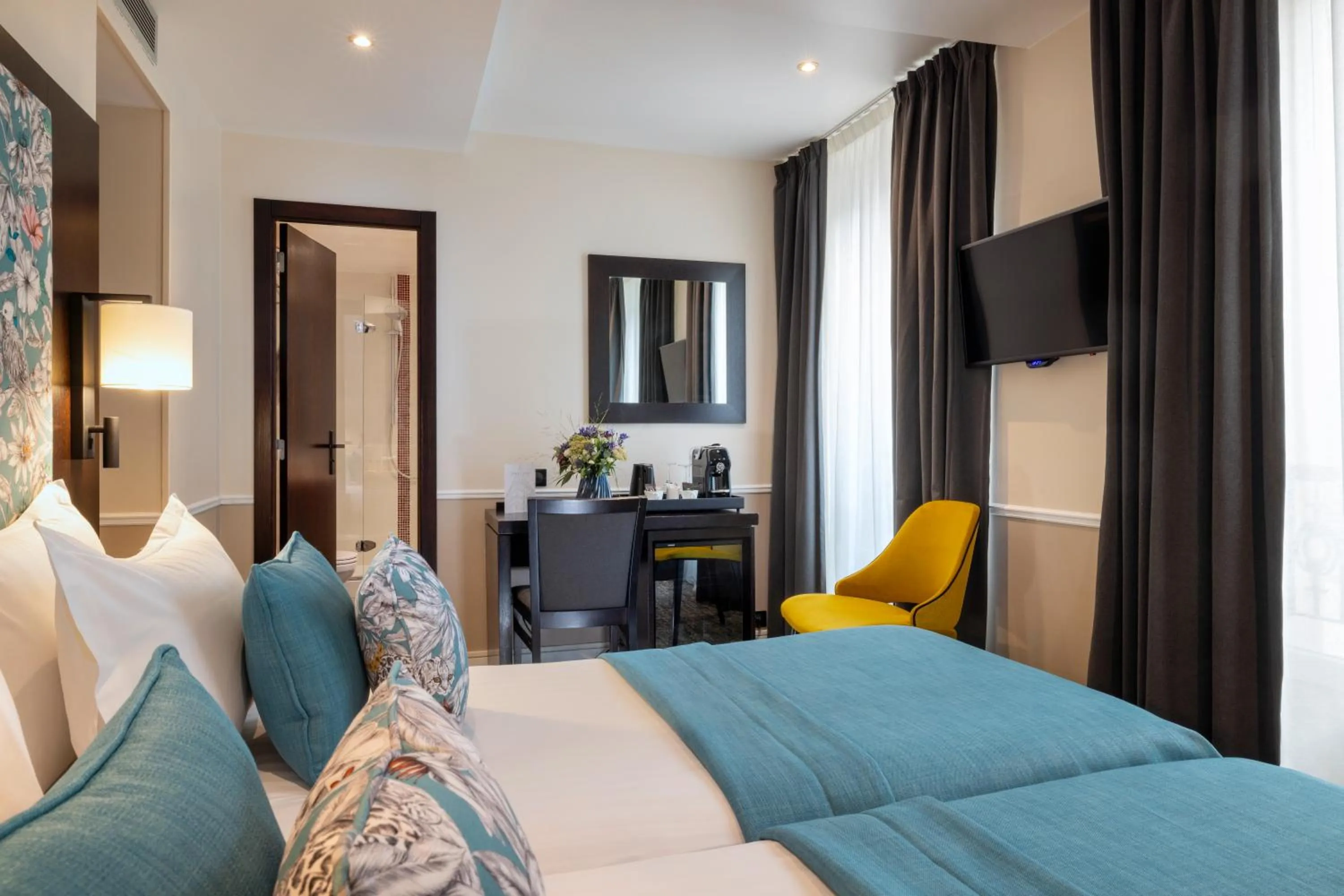 Superior Twin Room in Hotel Park Lane Paris