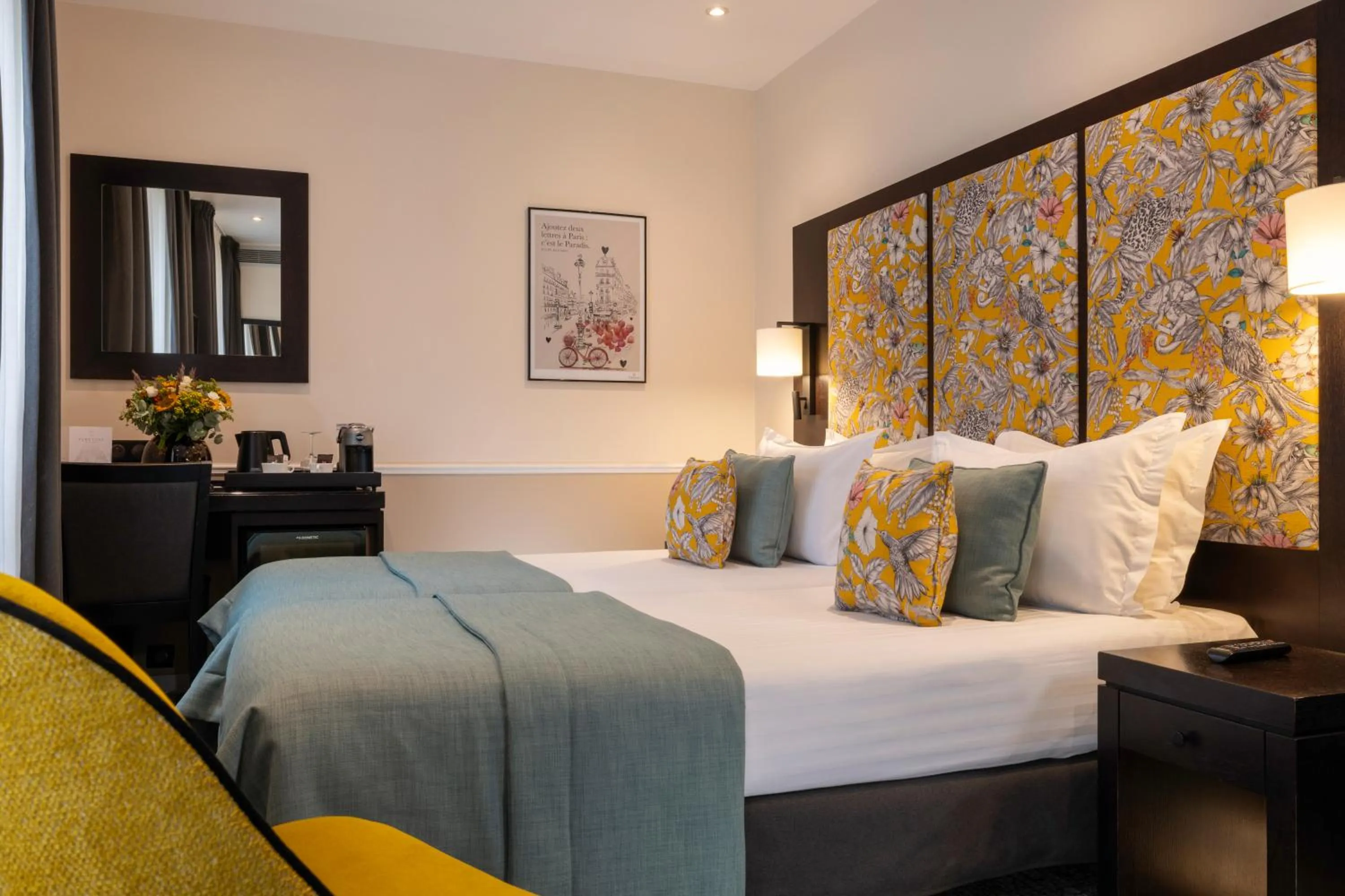 Classic Twin Room in Hotel Park Lane Paris