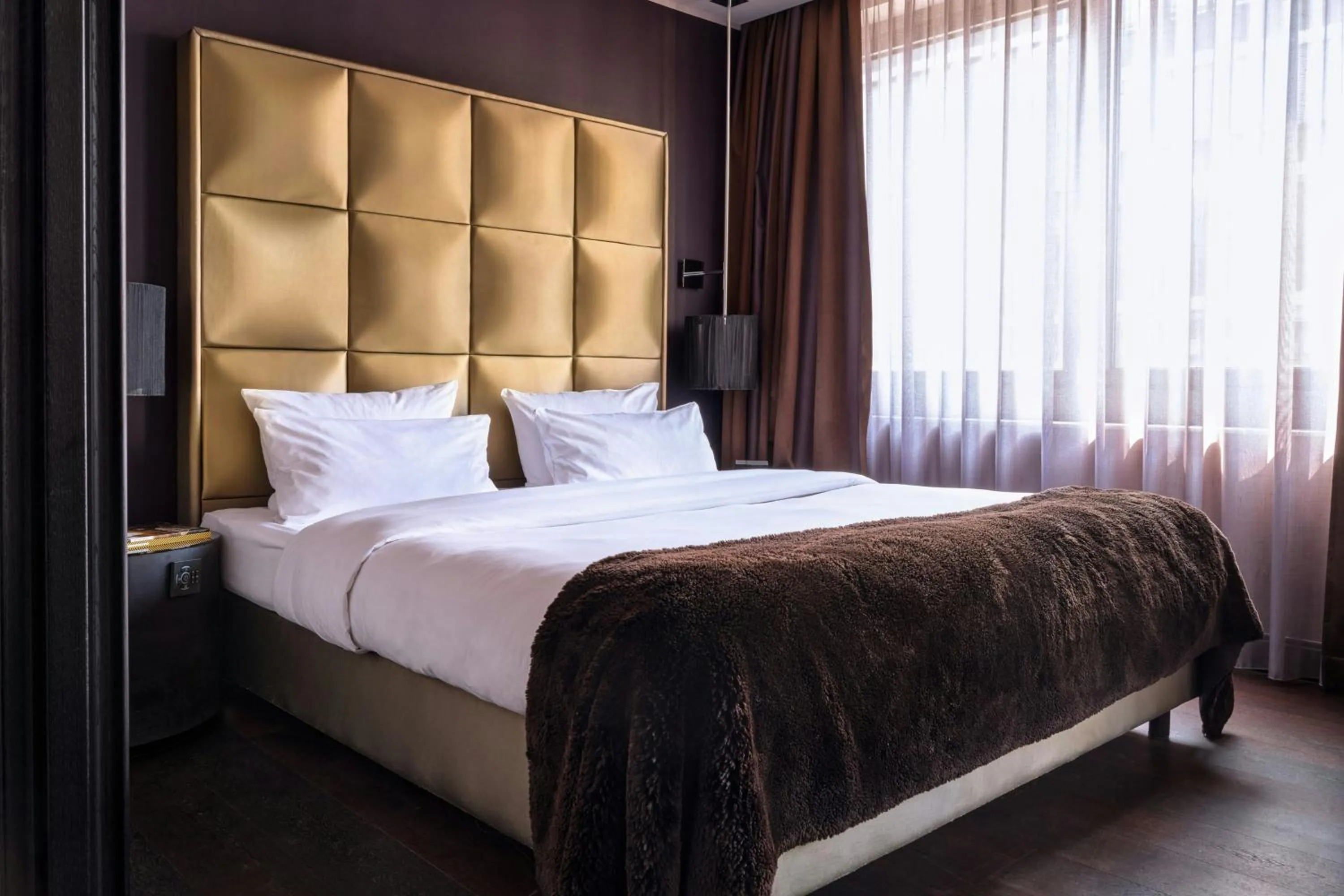 Superior Queen Room with City View in Roomers Frankfurt Central, Autograph Collection