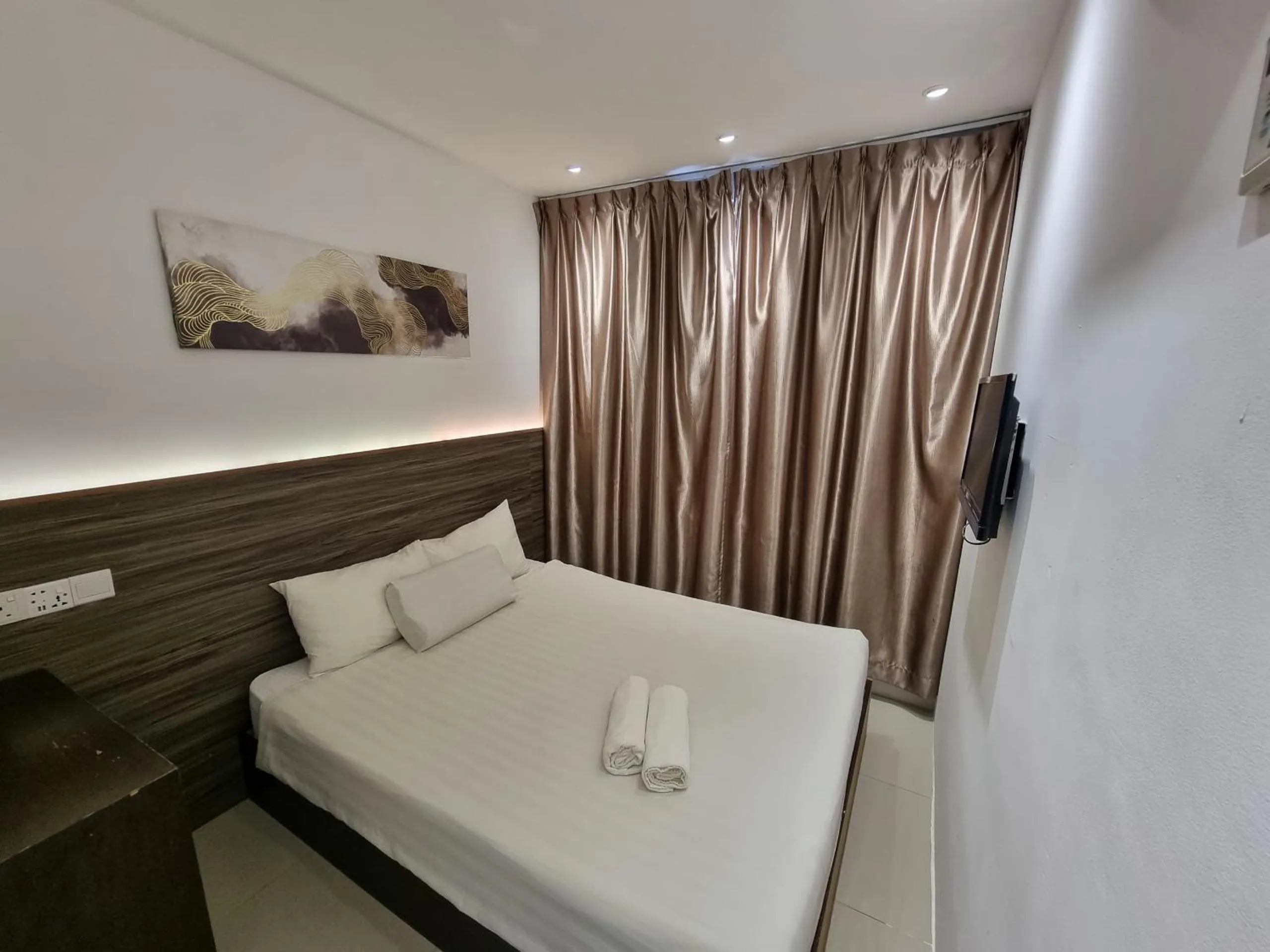 Queen Room With Window in One Point Hotel