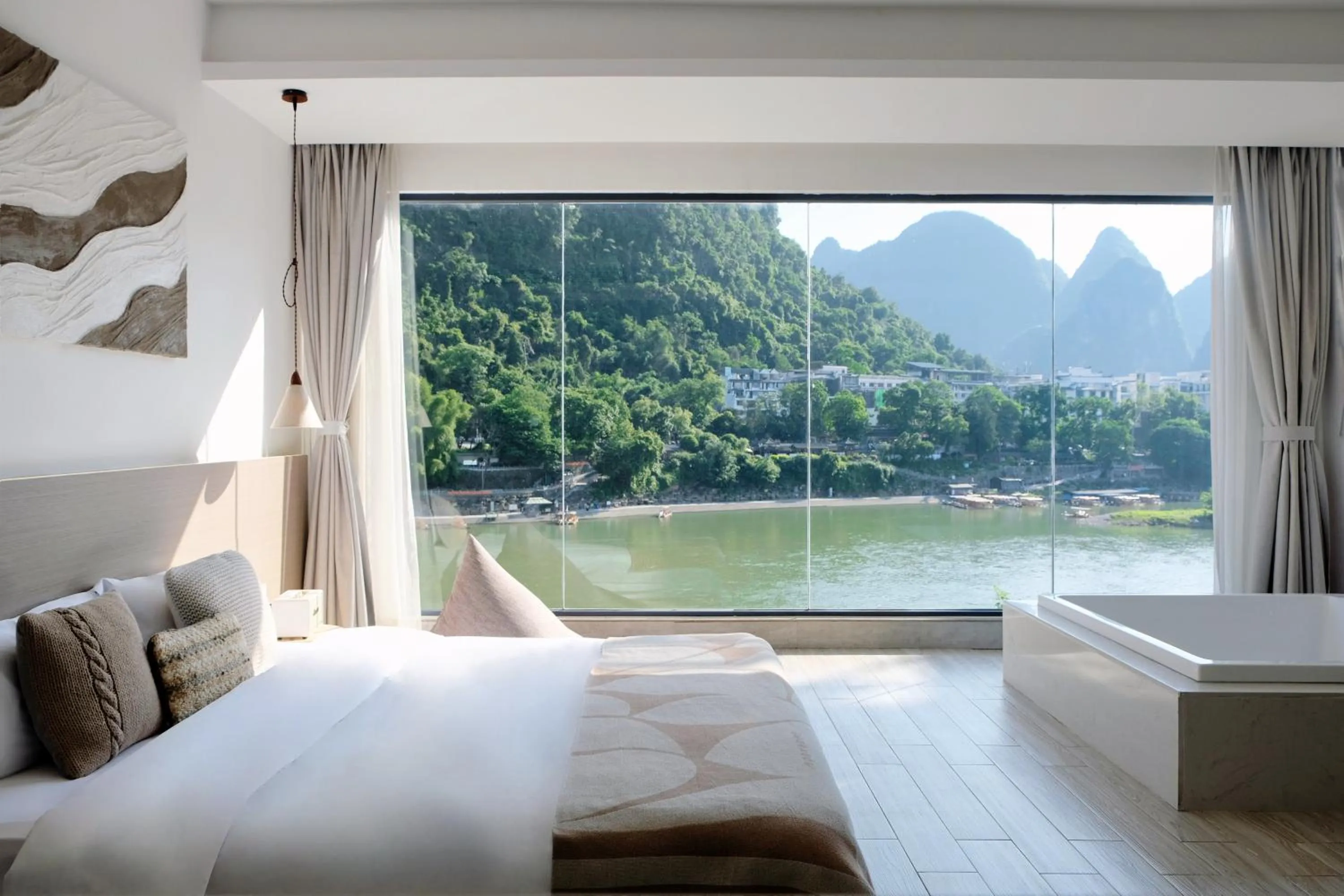 Comfortable Double Room with River View in Ruoli Yangshuo