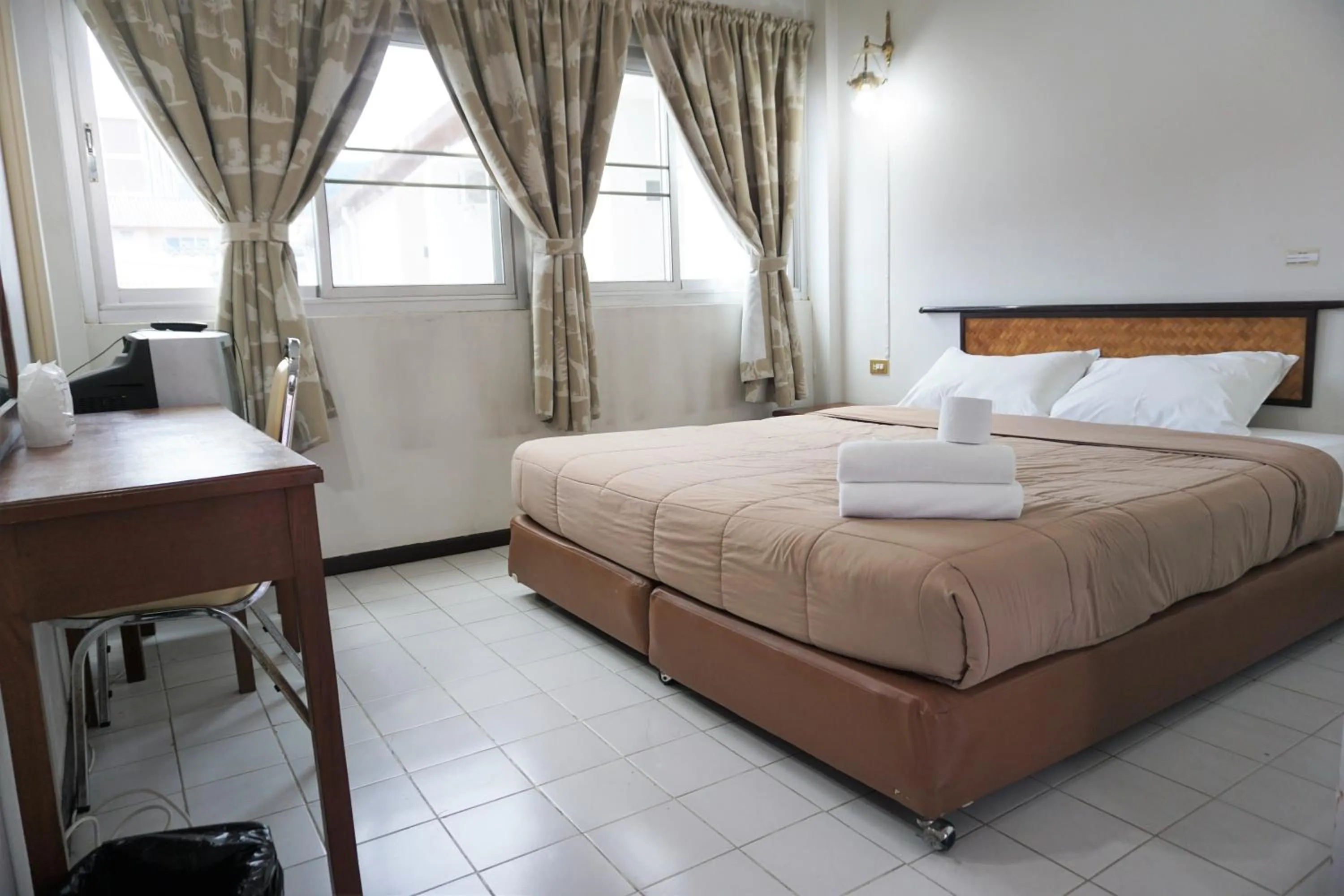 Budget Air-con Room in Chomdoi House Hotel