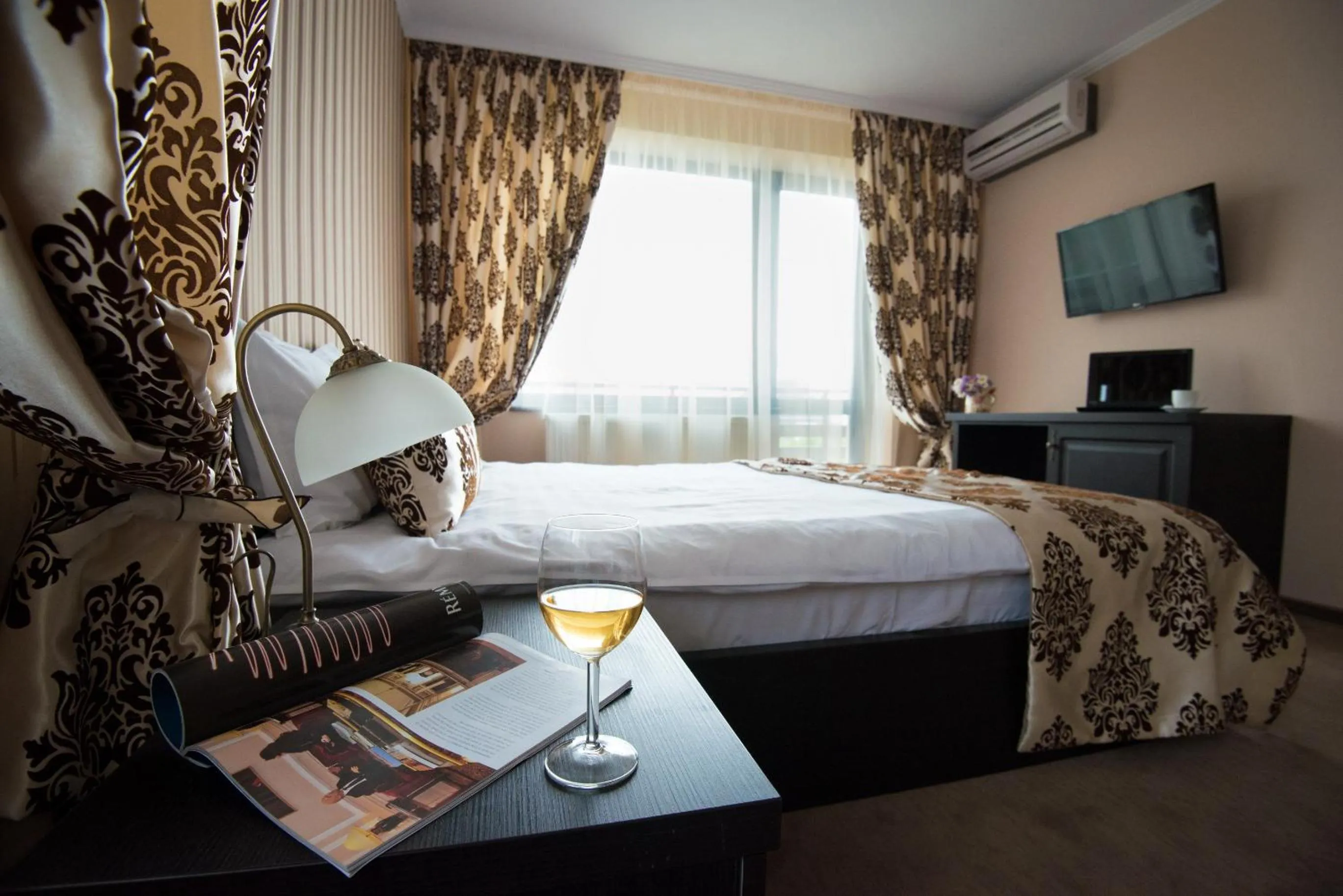 Double Room with Balcony - single occupancy in Pensiunea Toscana