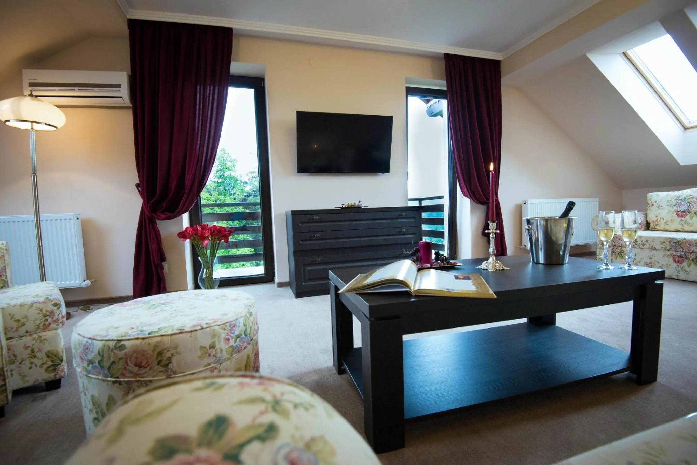 One-Bedroom Suite (2 Adults) in Pensiunea Toscana