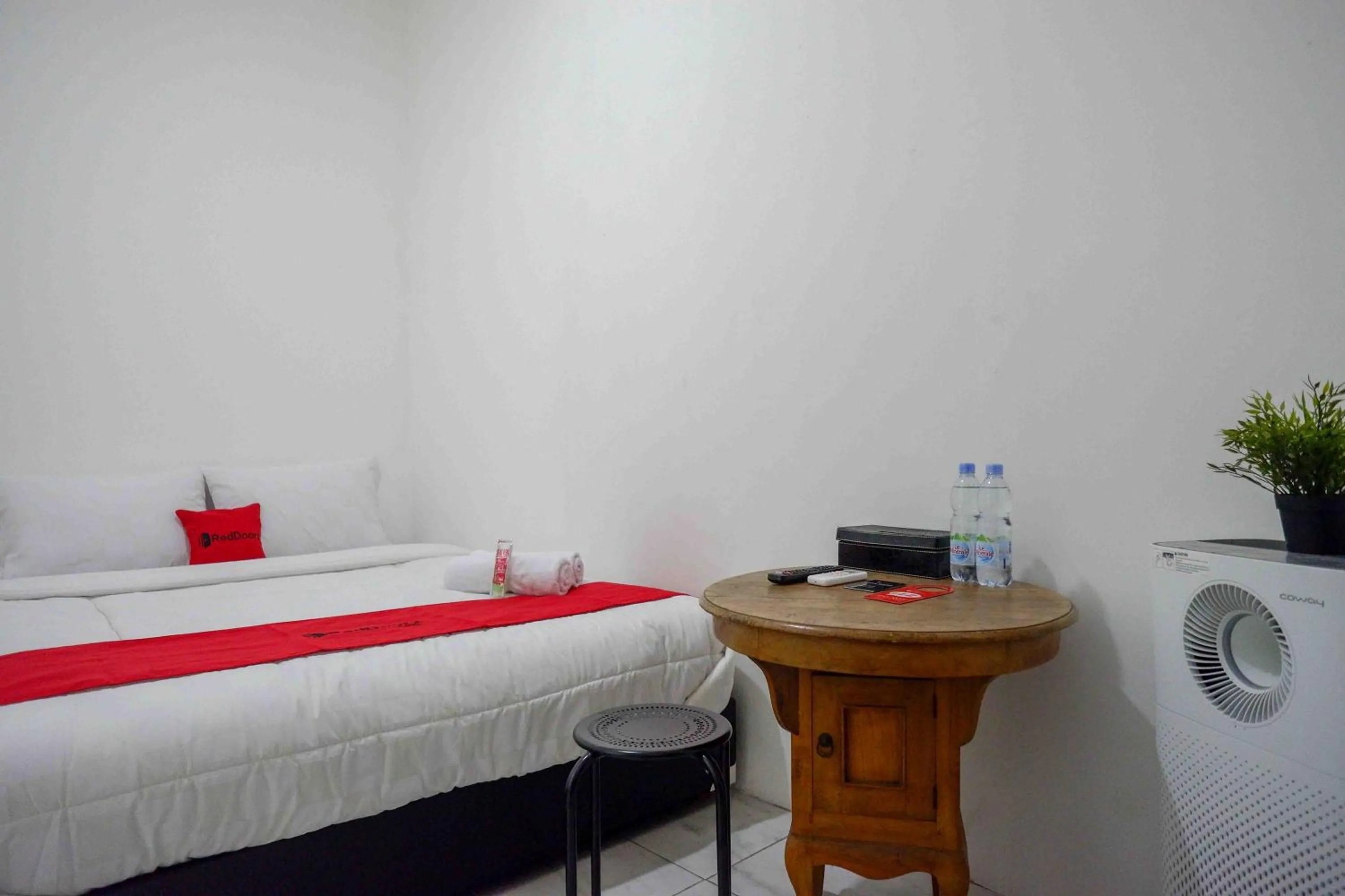 Family Room - single occupancy in RedDoorz near GOR Jatidiri Semarang