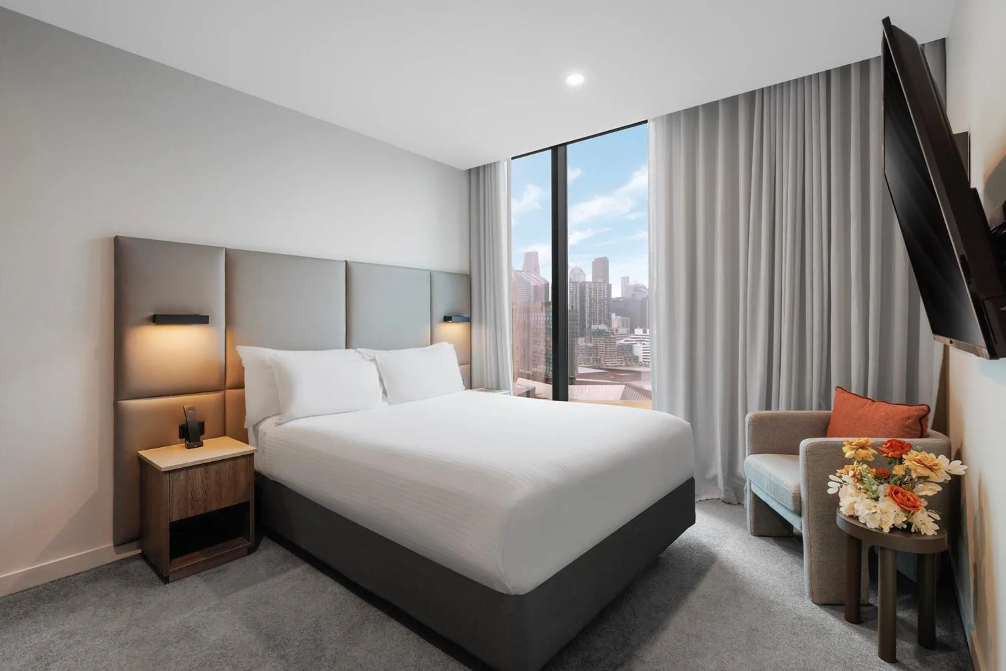 Accessible Deluxe Room Queen in Oakwood Premier Melbourne