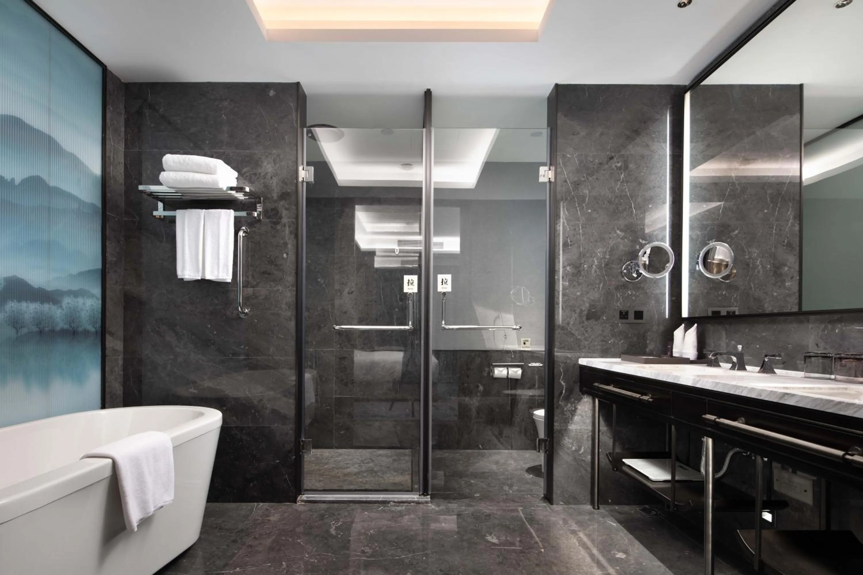 Deluxe 1 King Bed Suite in Wyndham Changzhou Liyang