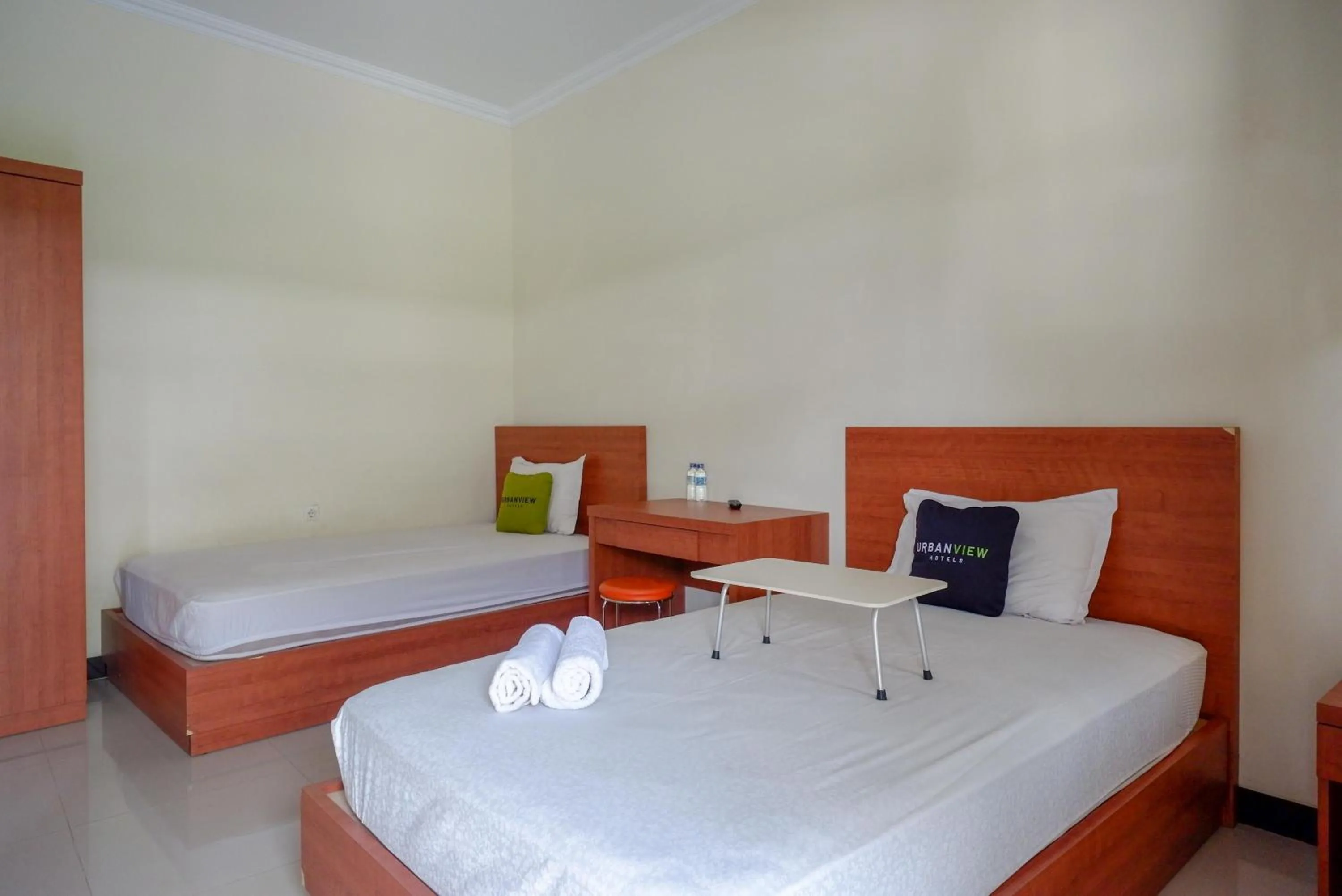 Superior Twin Room in Urbanview Hotel Syariah Casa Azmya Yogyakarta by RedDoorz