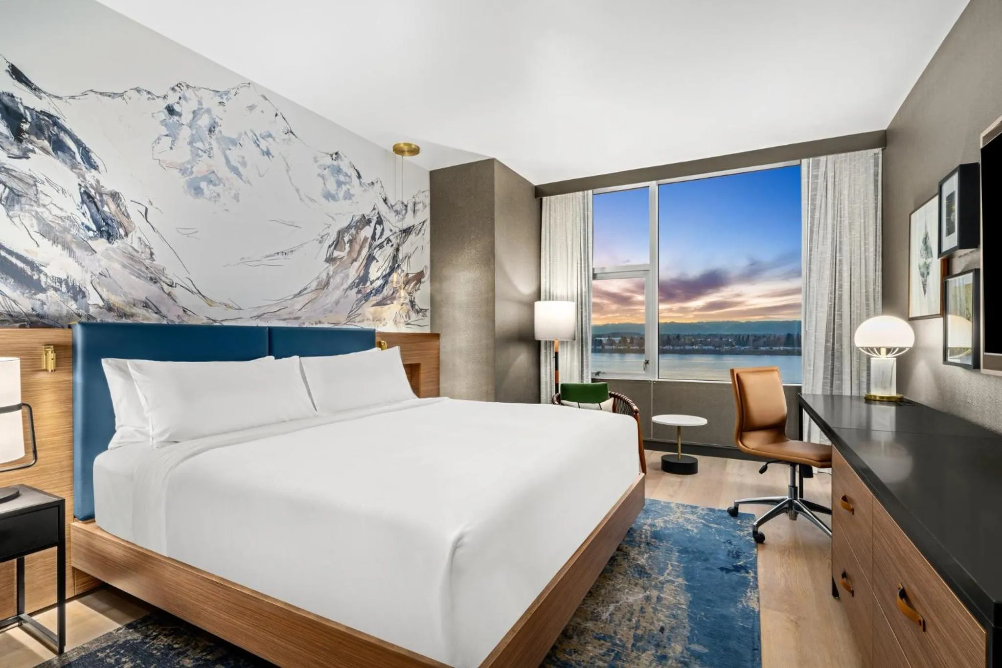 Standard King Room with Waterfront View in Hotel Indigo Vancouver Dwtn - Portland Area by IHG