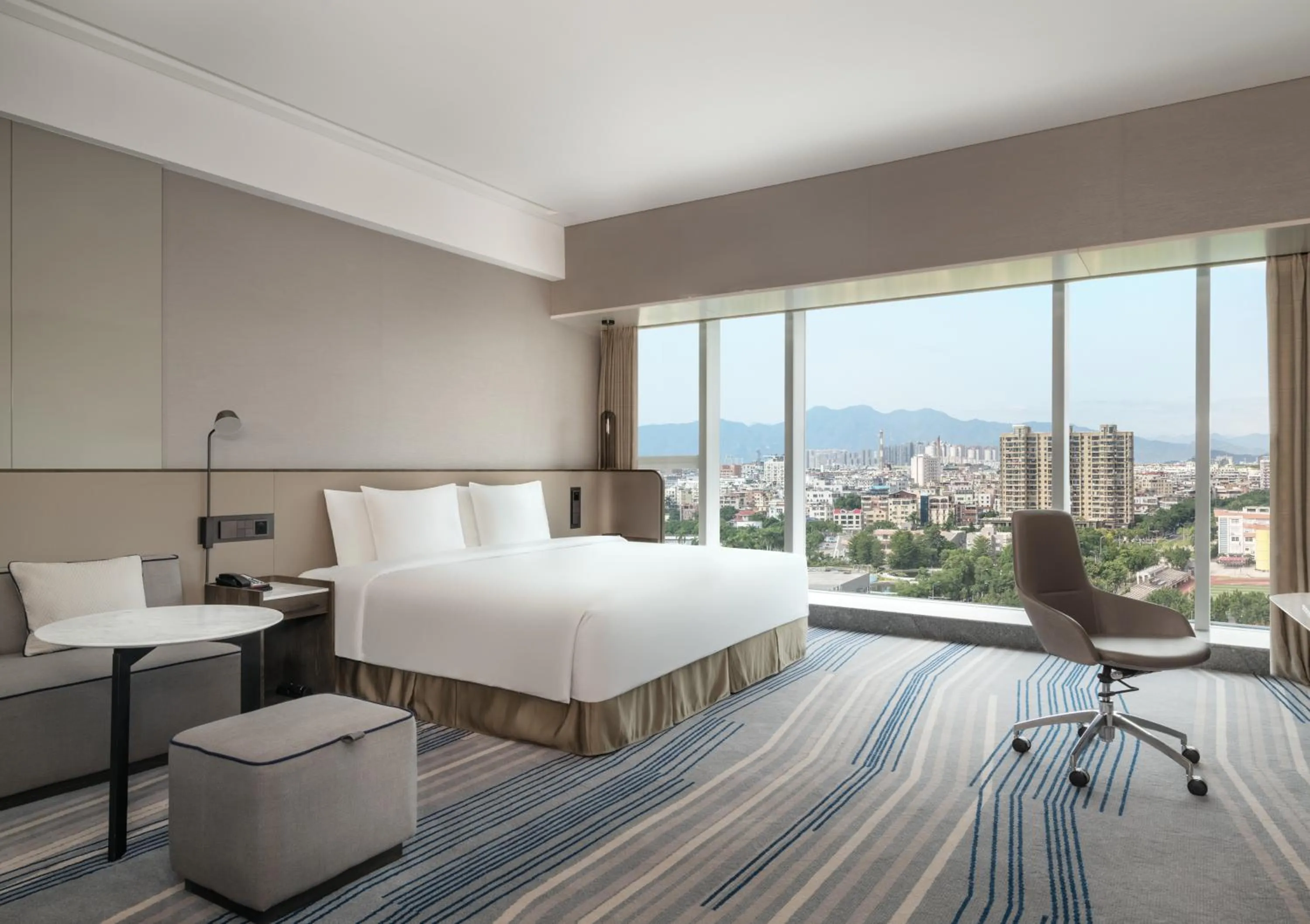 Standard King Room in Crowne Plaza Xiamen Jimei Seaview by IHG-Free Mini Bar