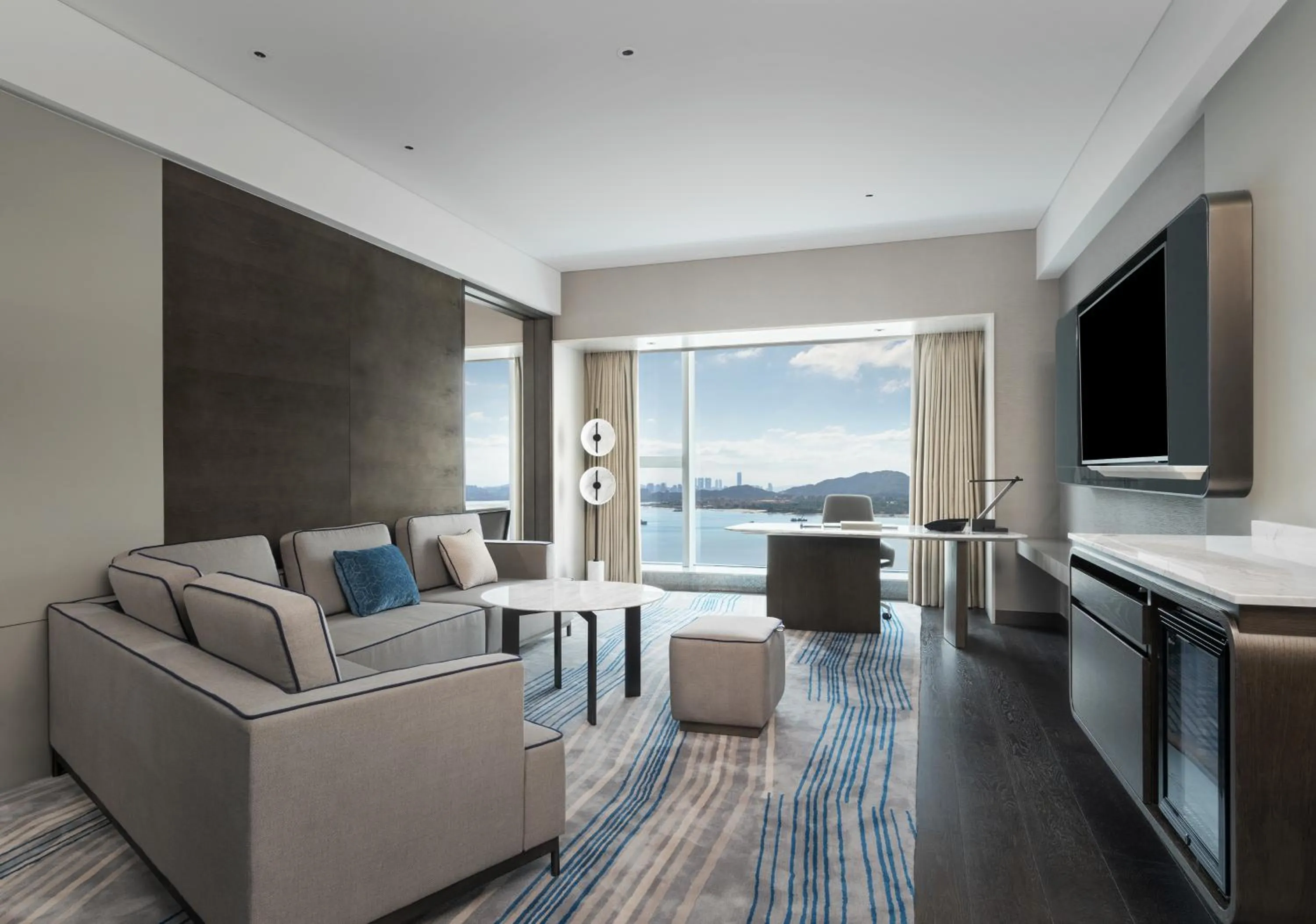 One-Bedroom King Suite - Sea View in Crowne Plaza Xiamen Jimei Seaview by IHG-Free Mini Bar
