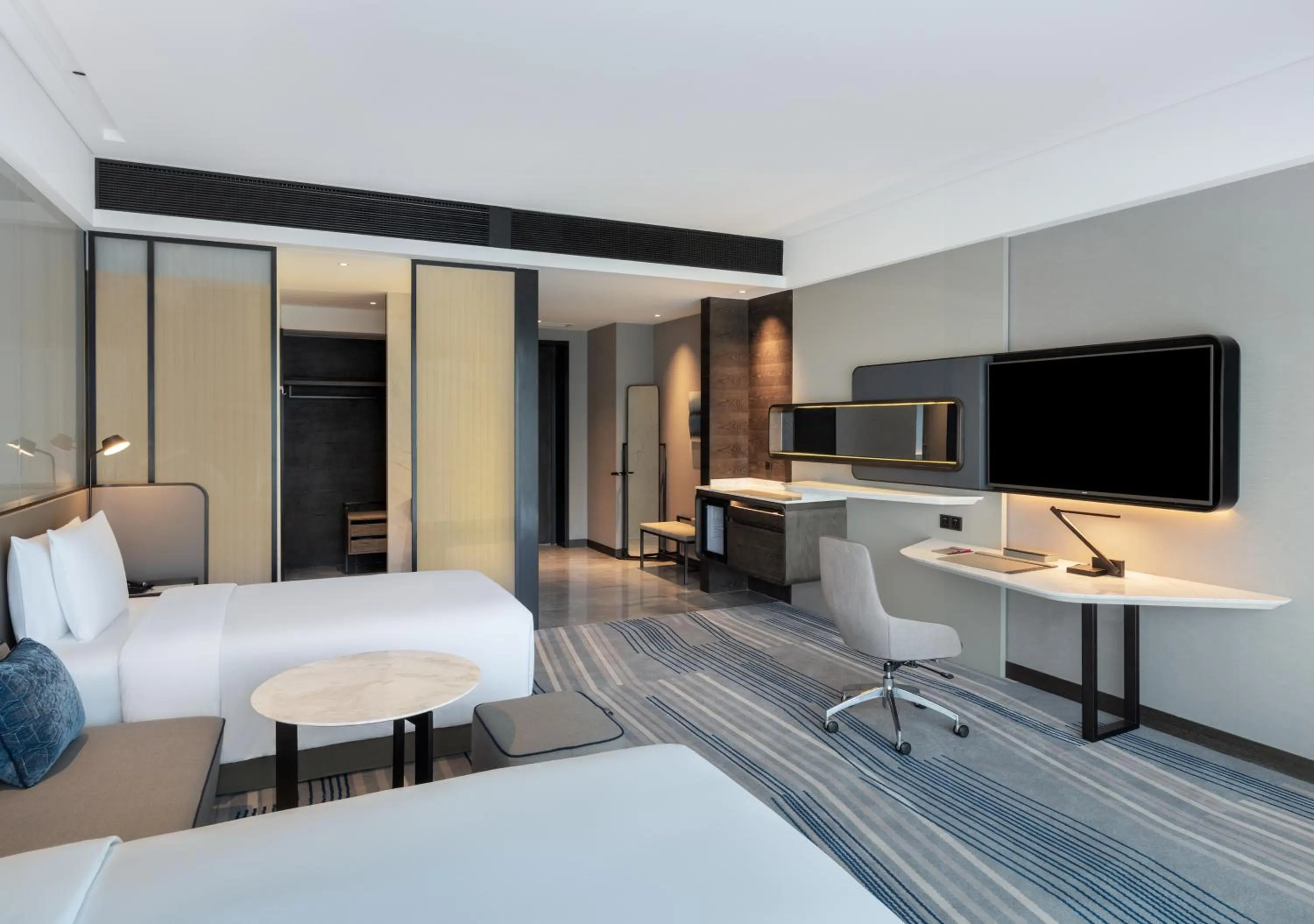 Standard Twin Room with Lounge Access in Crowne Plaza Xiamen Jimei Seaview by IHG-Free Mini Bar