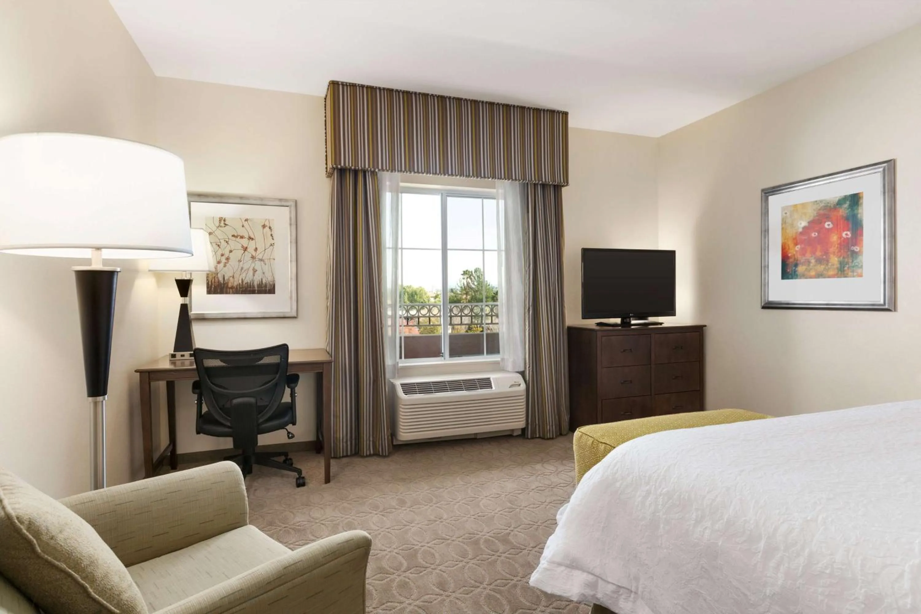 King Room with Accessible Tub - Mobility and Hearing Access/Non-Smoking in Hampton Inn & Suites San Bernardino