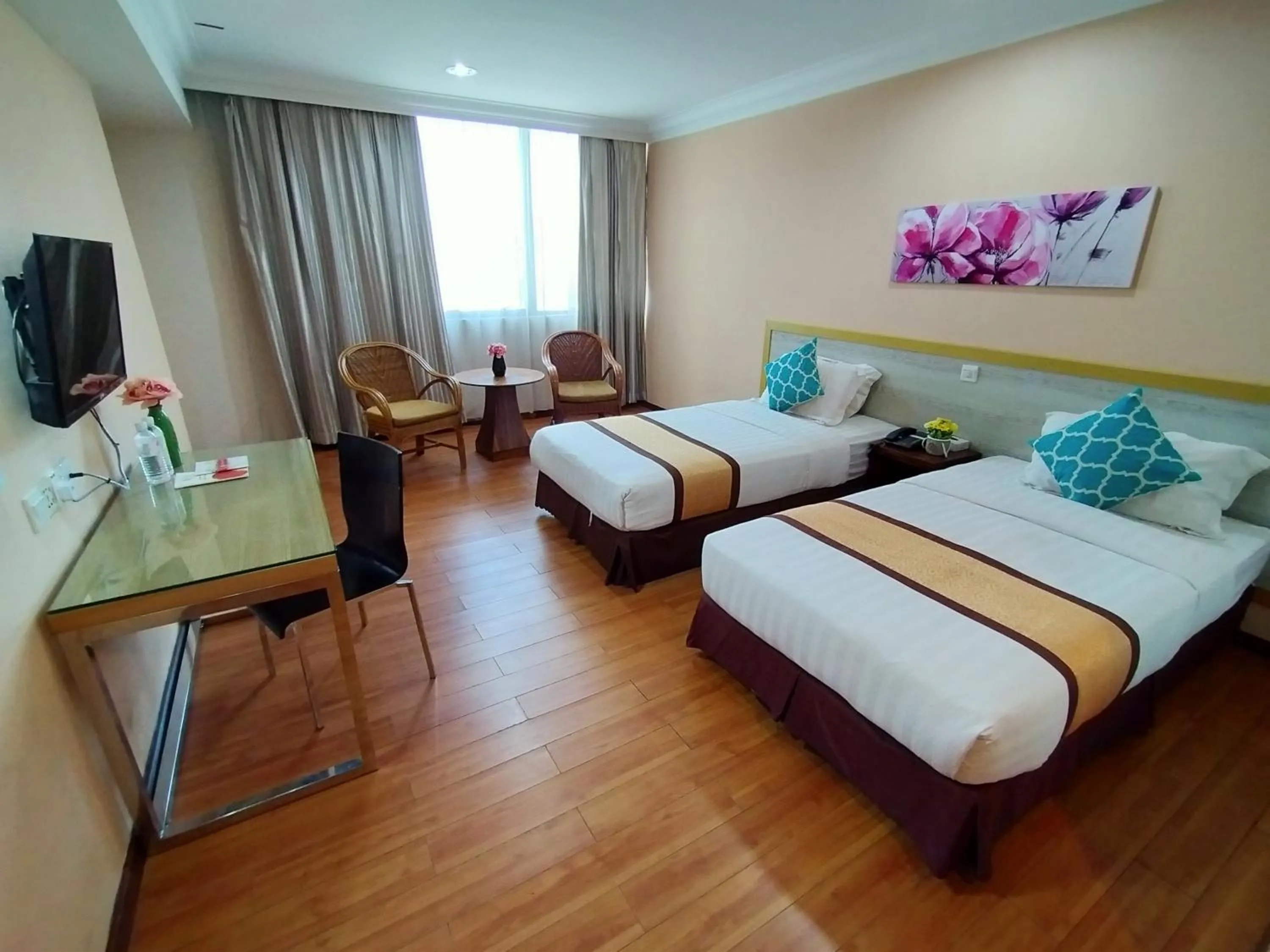 Deluxe Twin Room in TD Plaza Hotel