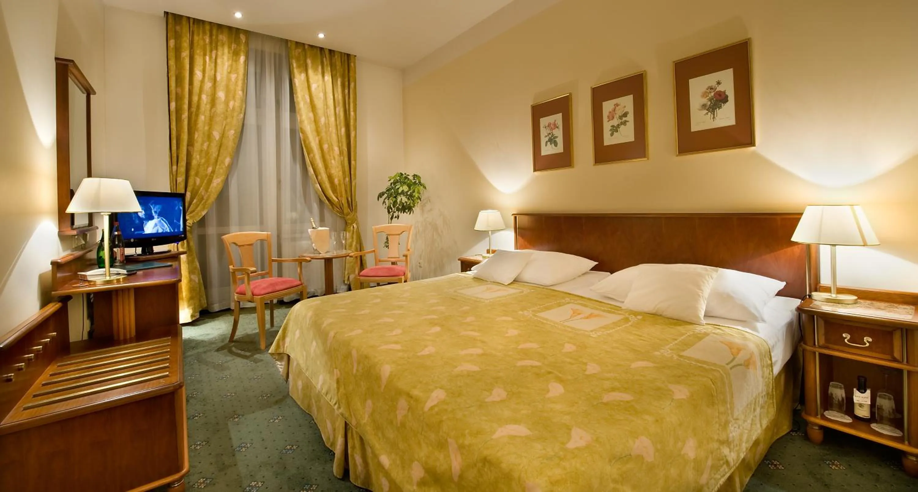 Family Two-Bedroom Suite (4 Pax) in EA Hotel Rokoko