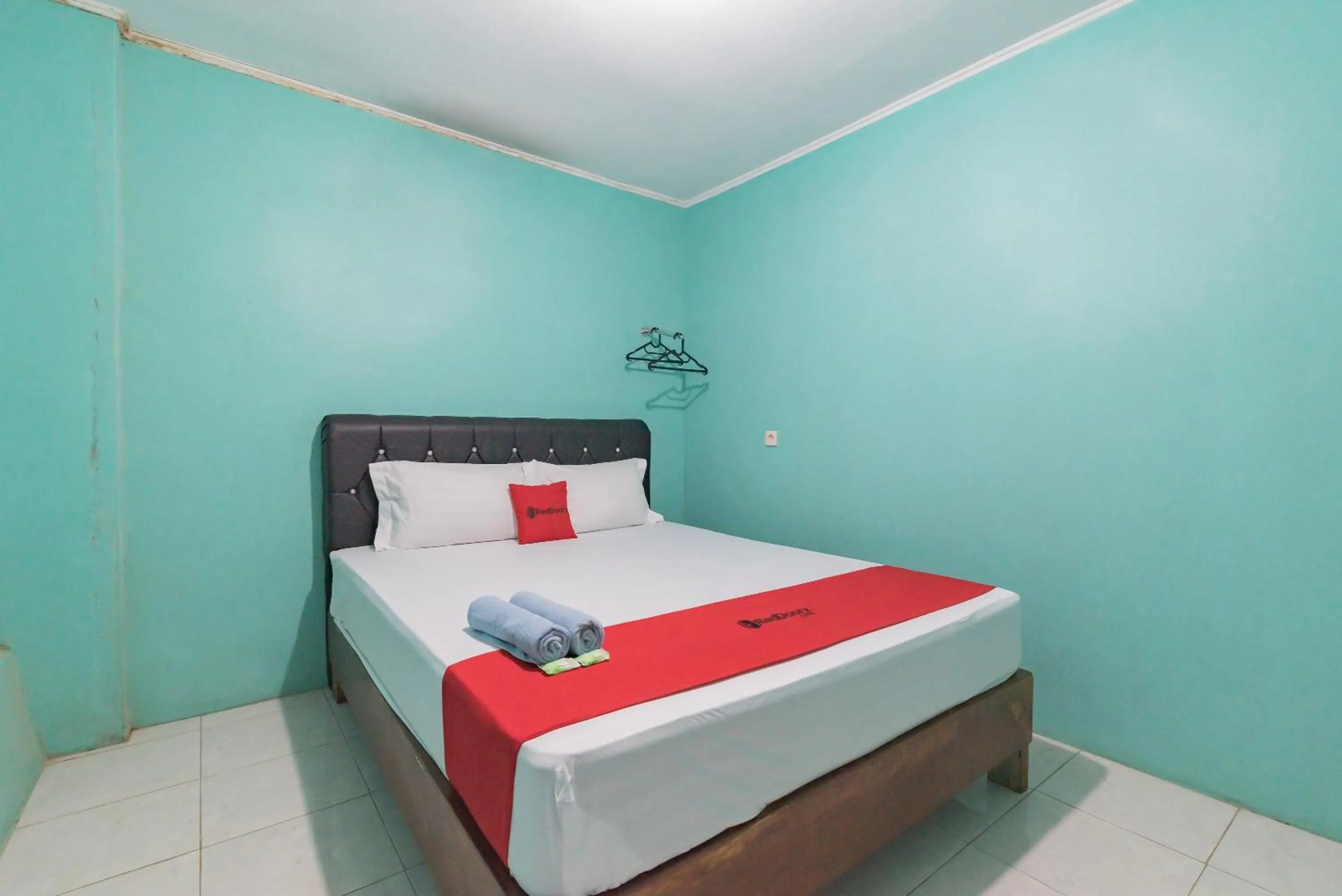 Deluxe Room in RedDoorz near Pantai Ujung Genteng