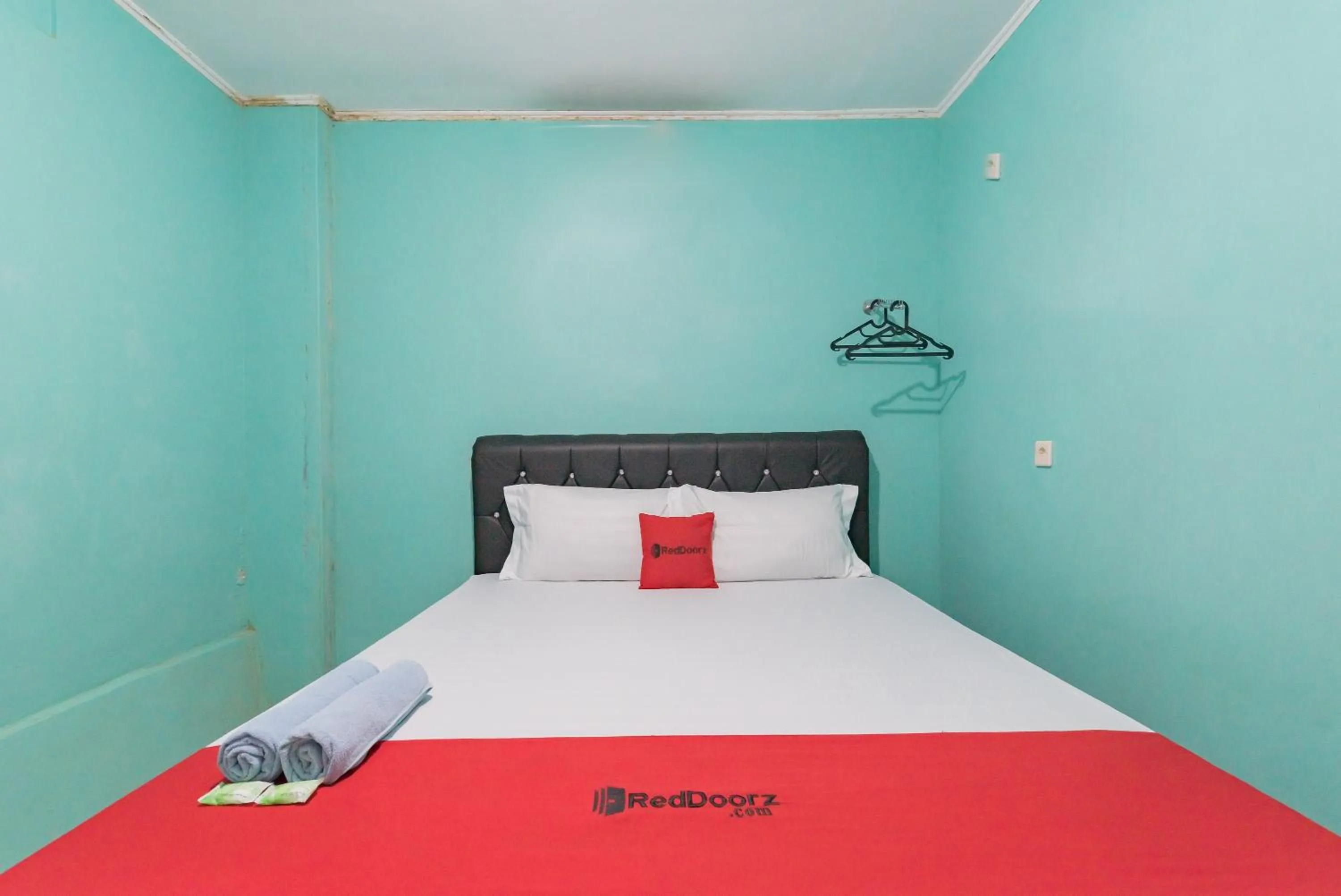 Standard Double Room with Fan in RedDoorz near Pantai Ujung Genteng