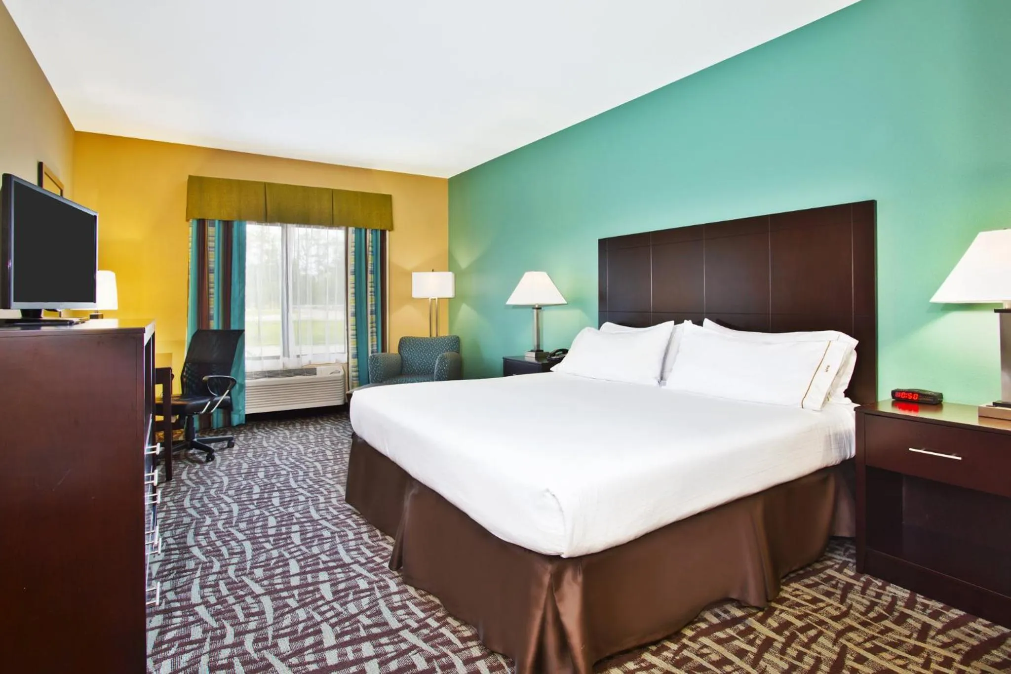 Standard King Room with Accessible Tub - Mobility Access in Holiday Inn Express Hastings by IHG