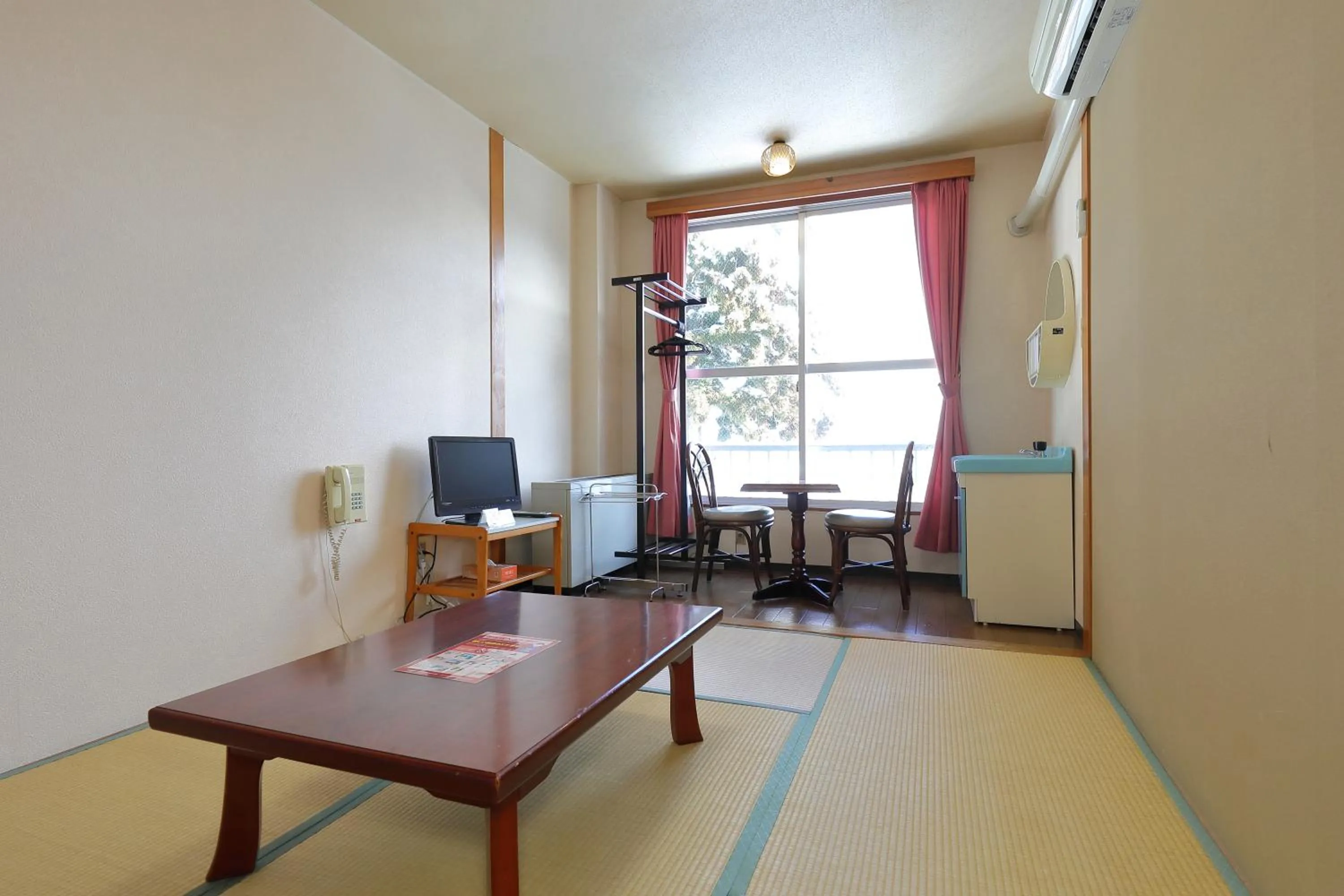 Family Room with Shared Bathroom in Ishiuchi Ski Center