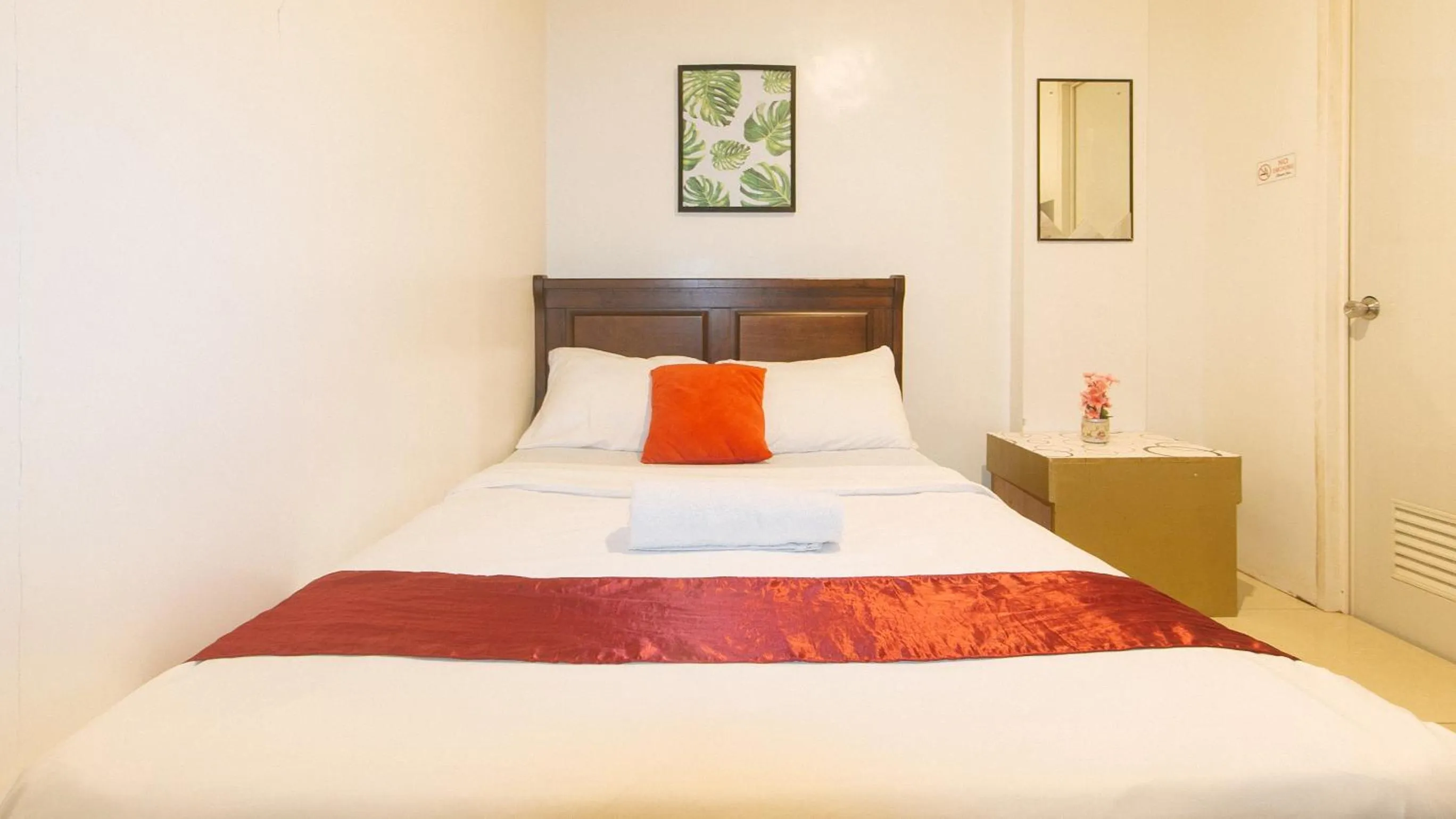 Standard Double Room with Shared Bathroom in Nearest Hostel Pasay City by RedDoorz
