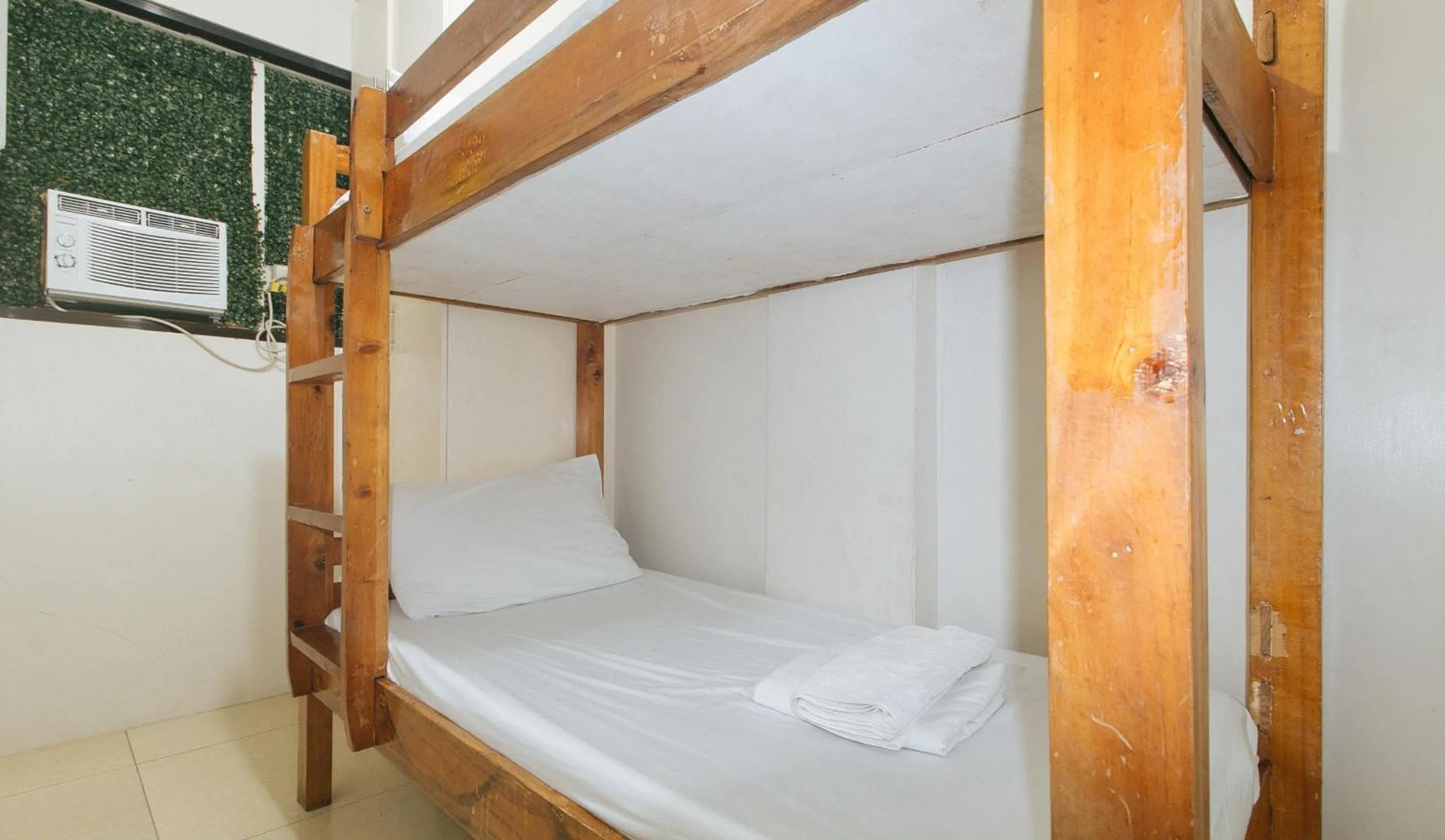 Standard Twin Room in Nearest Hostel Pasay City by RedDoorz