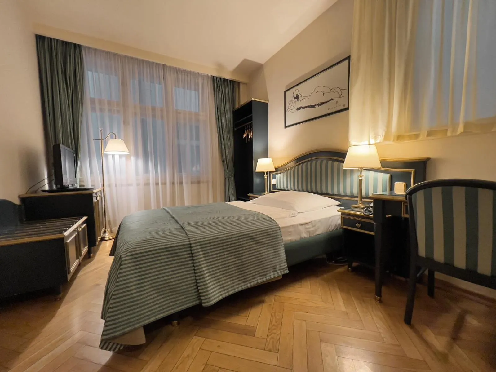 Single Room in Elysee Hotel