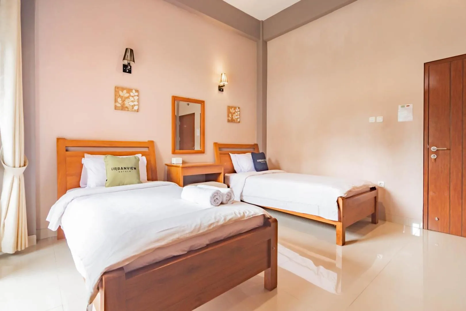 Superior Twin Room in Urbanview Hotel Syariah Insani Cisarua Puncak