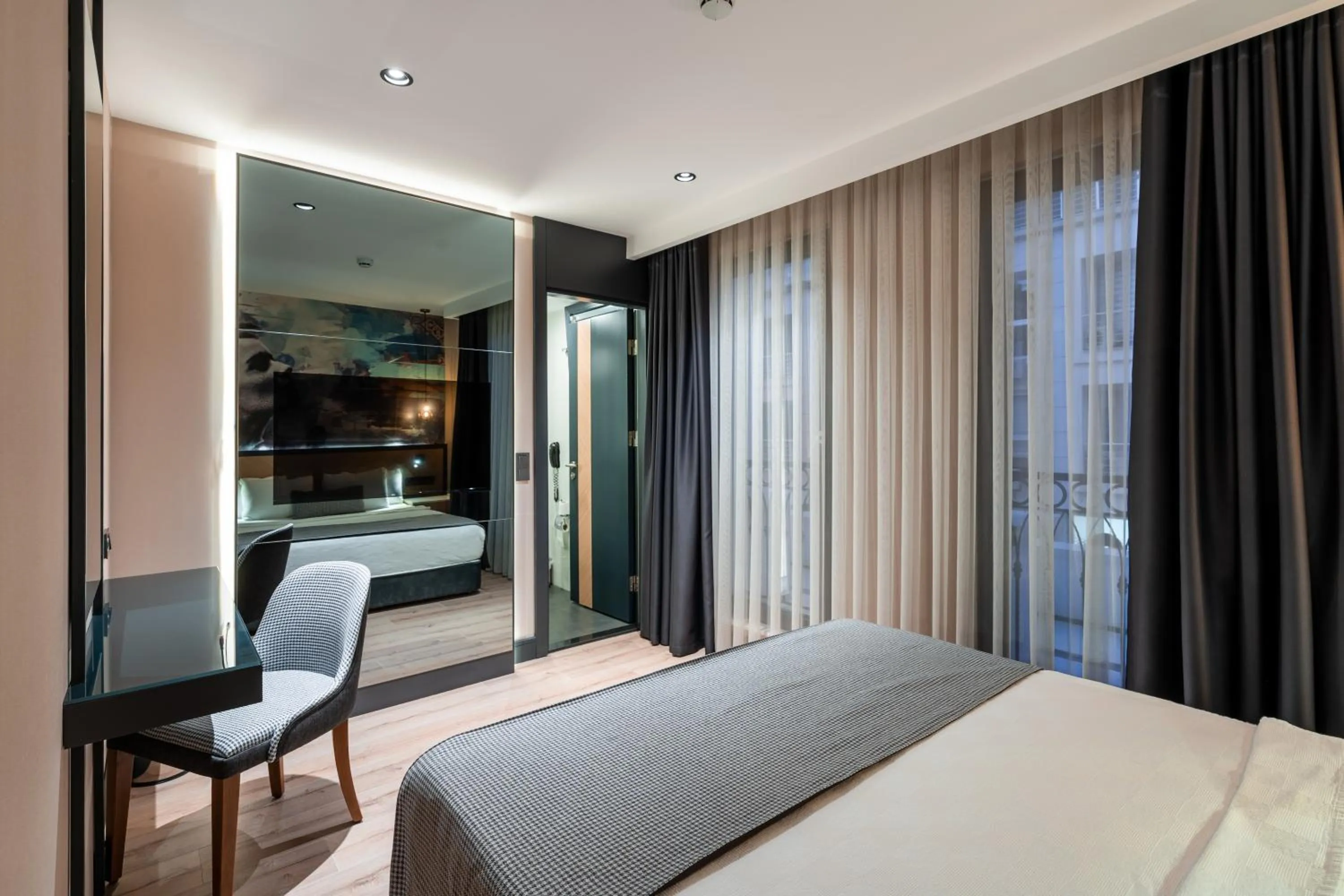 Budget Double Room in Ni Hotel Lara