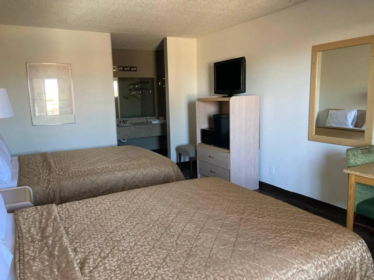 Queen Room - Disability Access in Tree Inn & Suites Albuquerque