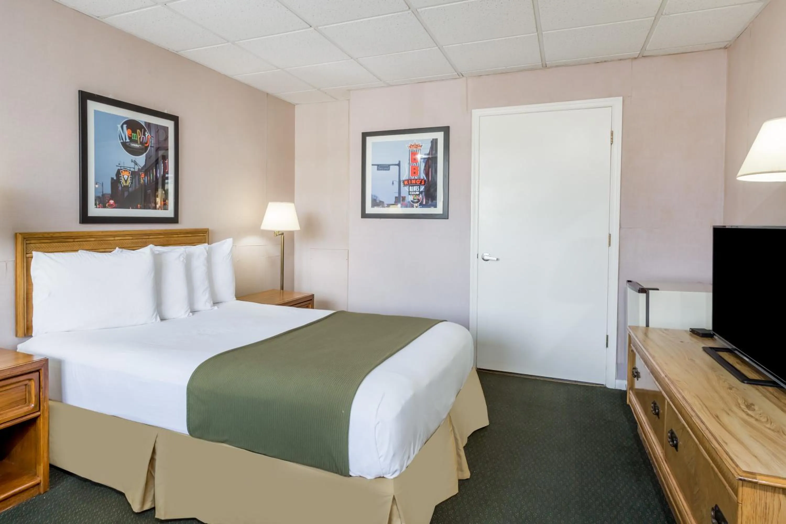 Queen Room - Disability Access in Days Inn by Wyndham Bedford