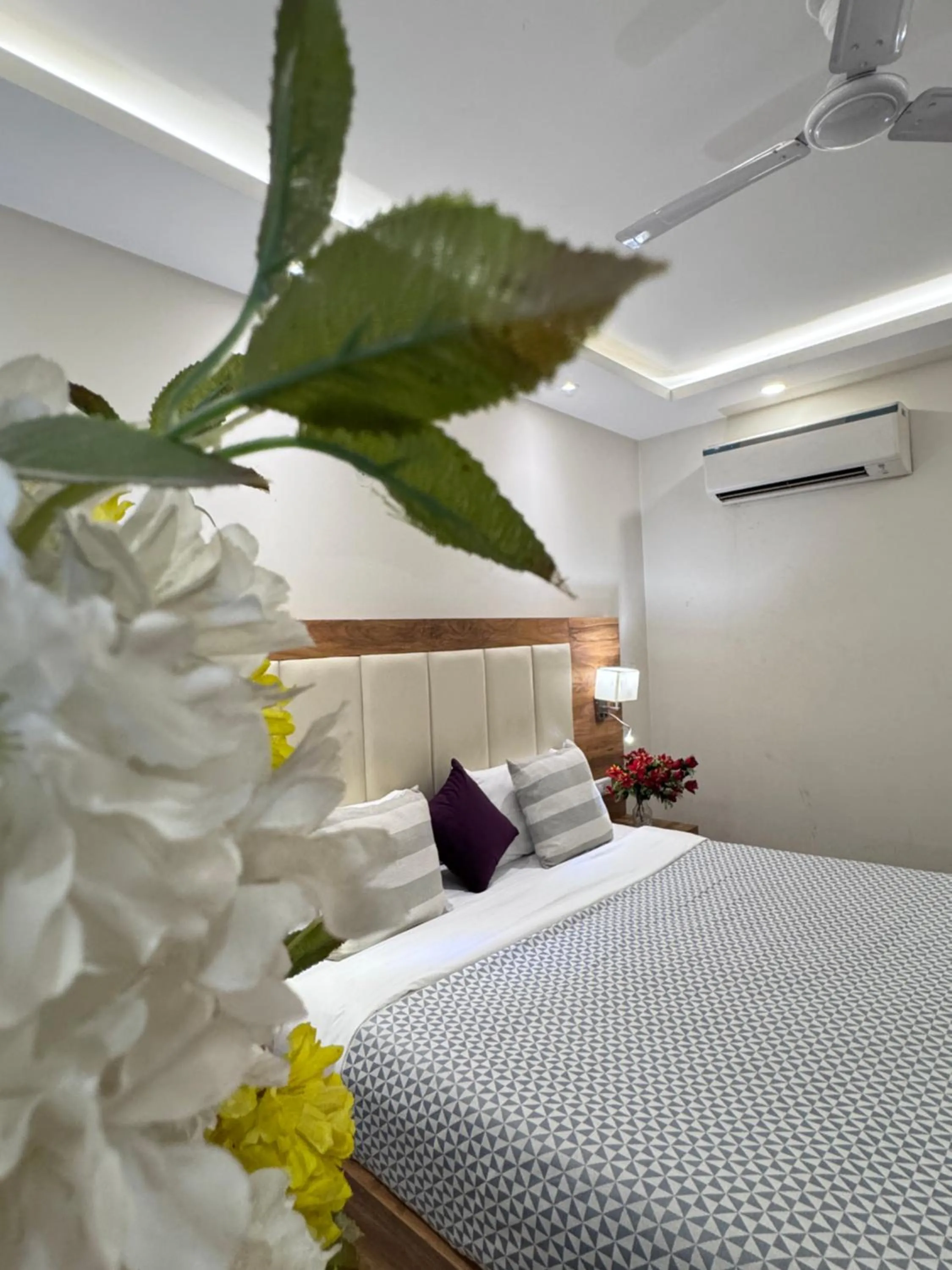 Deluxe Double Room in Hotel Golf View Suites-Golf Course Road Gurgaon