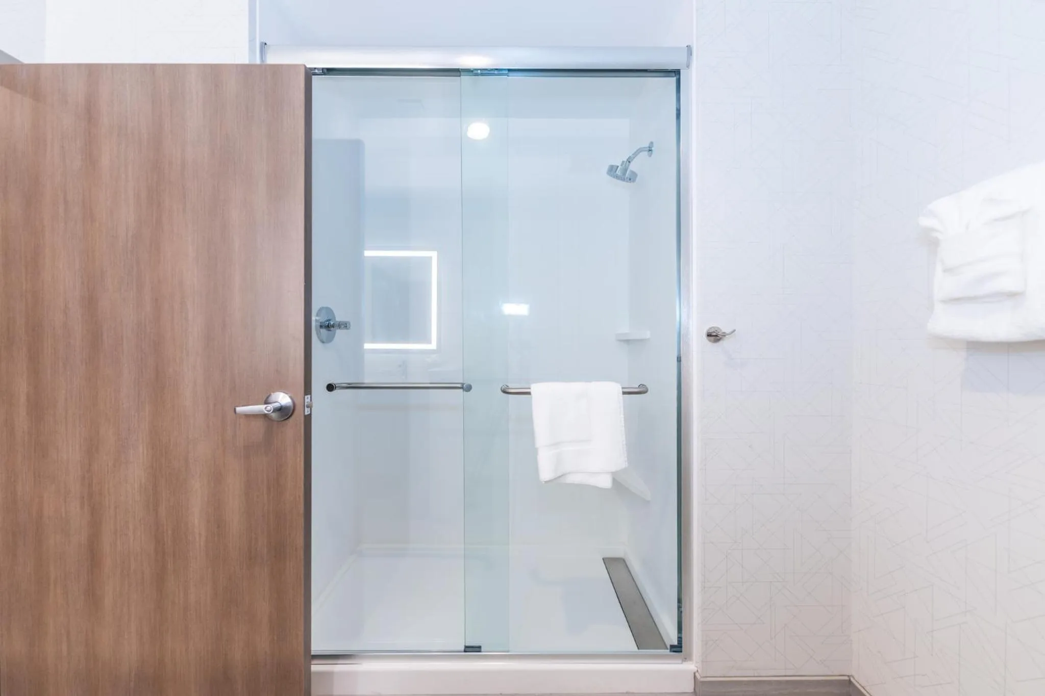 Standard Room with Two Queen Beds in Holiday Inn Express & Suites Charlottesville by IHG