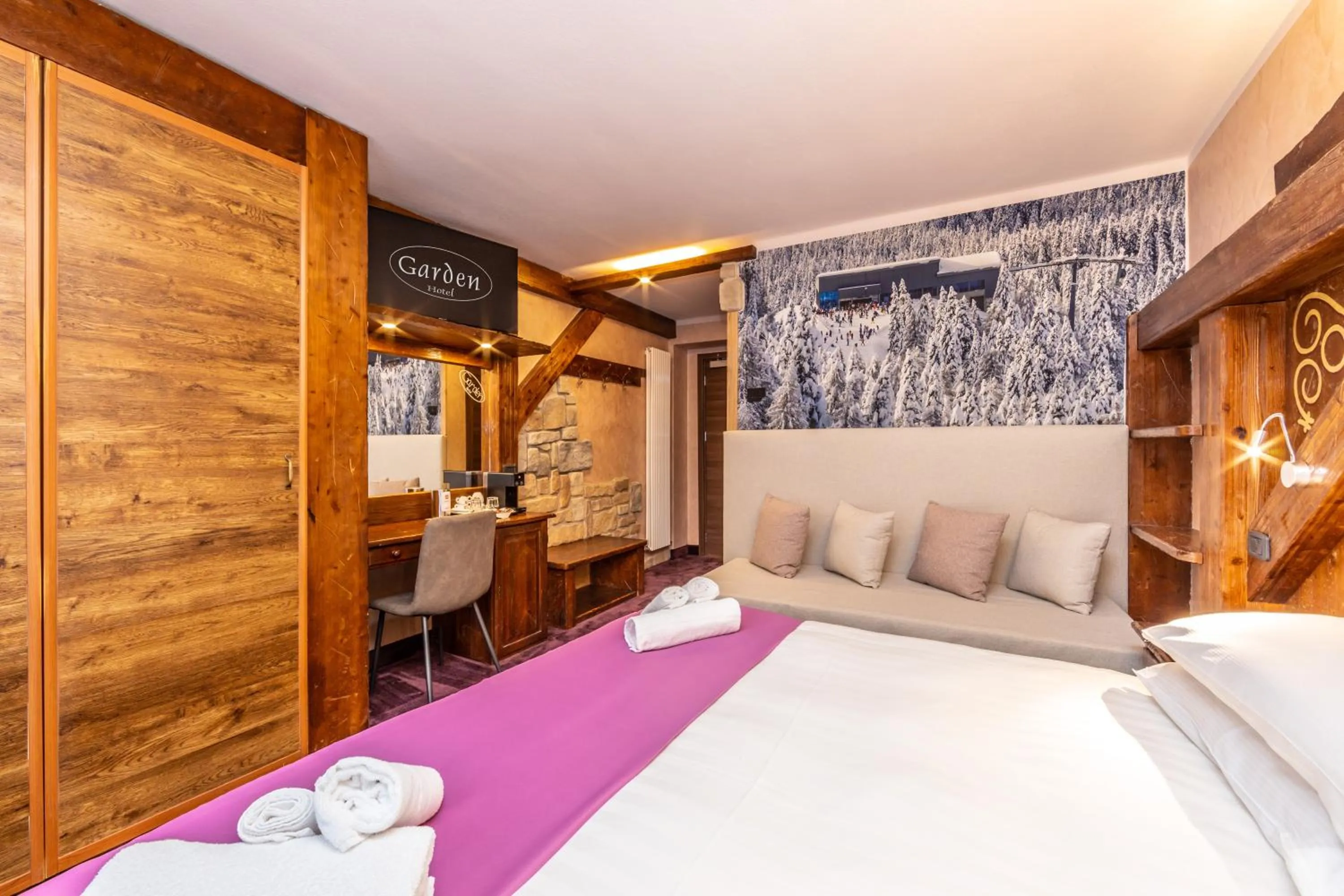 Superior Double Room with Balcony in Garden Wellness Hotel S