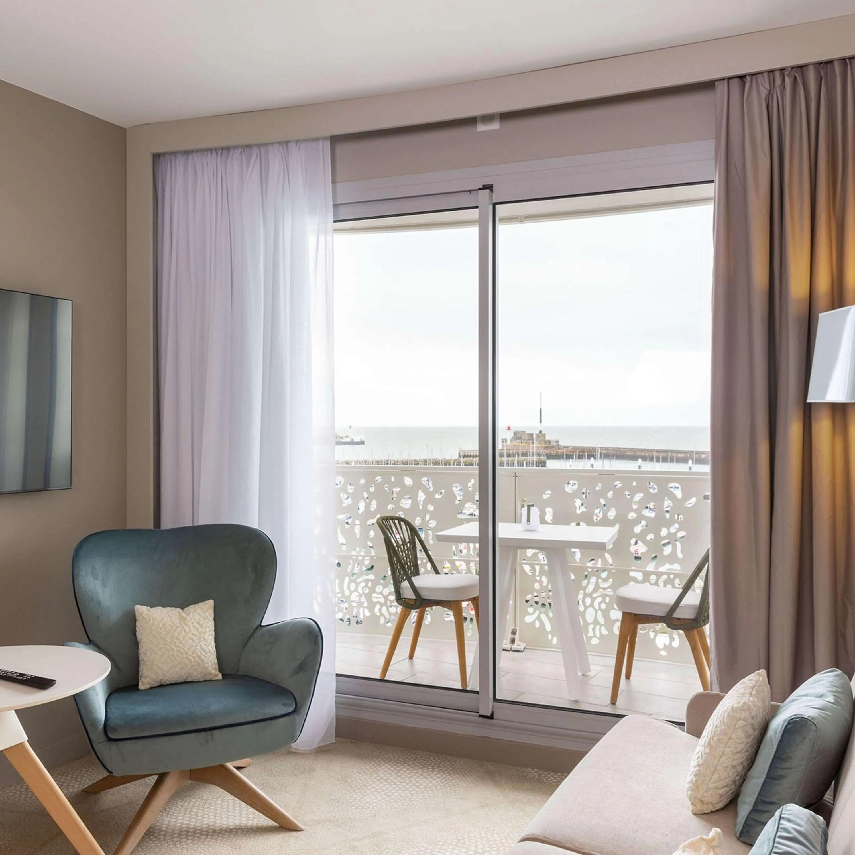 One-Bedroom King Suite with Balcony in Hilton Garden Inn Le Havre Centre