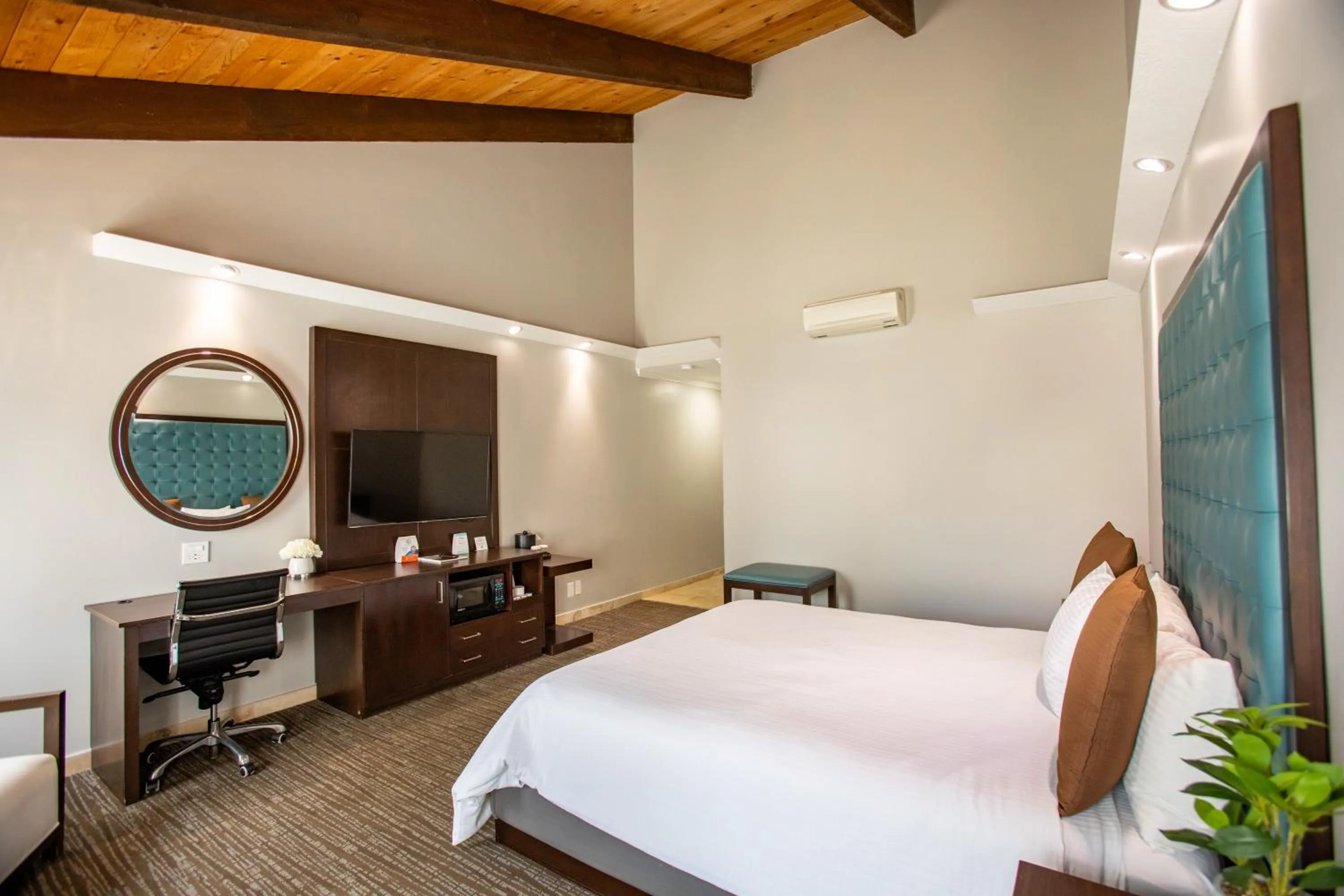 Deluxe King Room with Balcony in Munras Inn