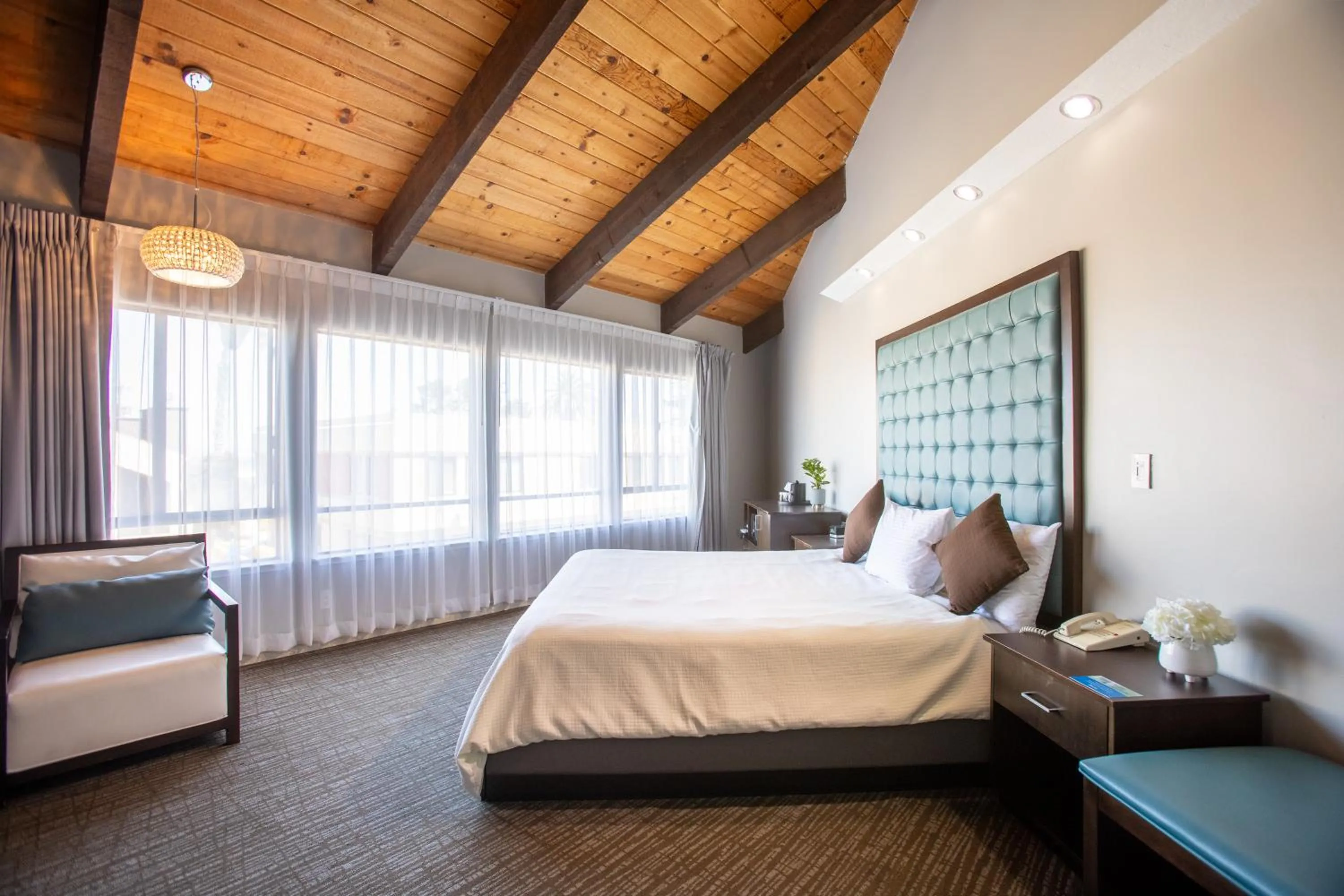 Deluxe Family Room in Munras Inn