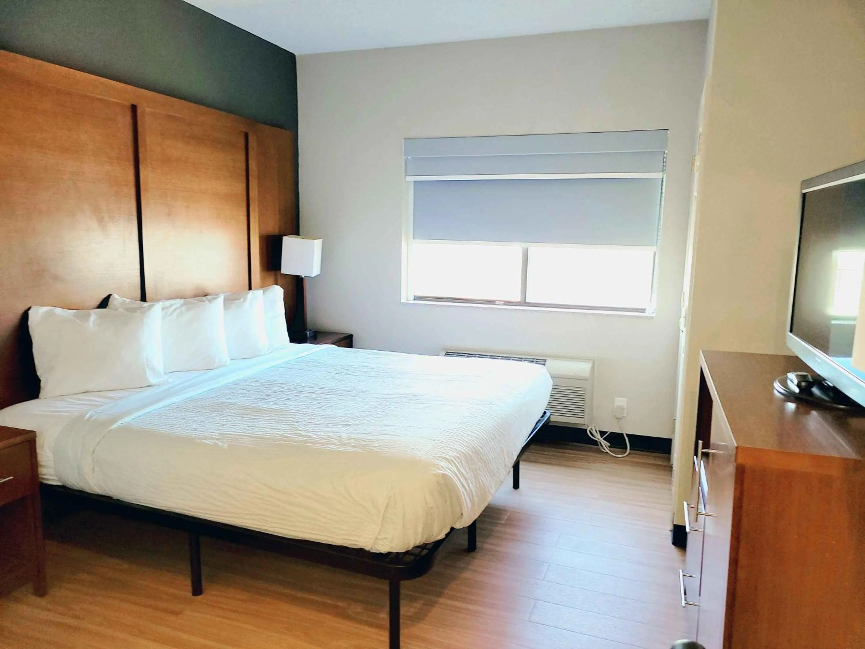 Deluxe King Room in Extended Stay America Suites - Buffalo - Airport