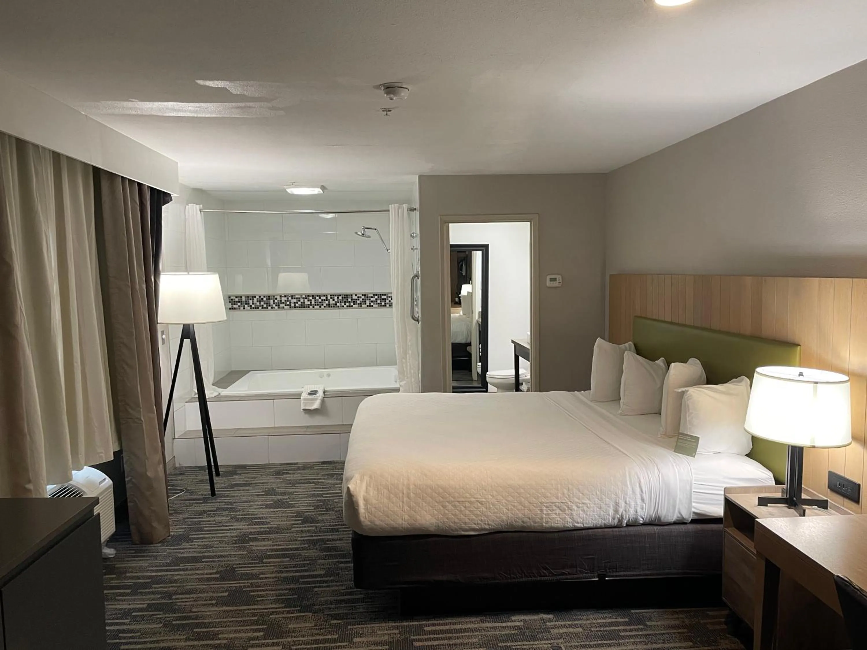 King Suite with Whirlpool - Non-Smoking in Country Inn & Suites by Radisson, Bakersfield, CA