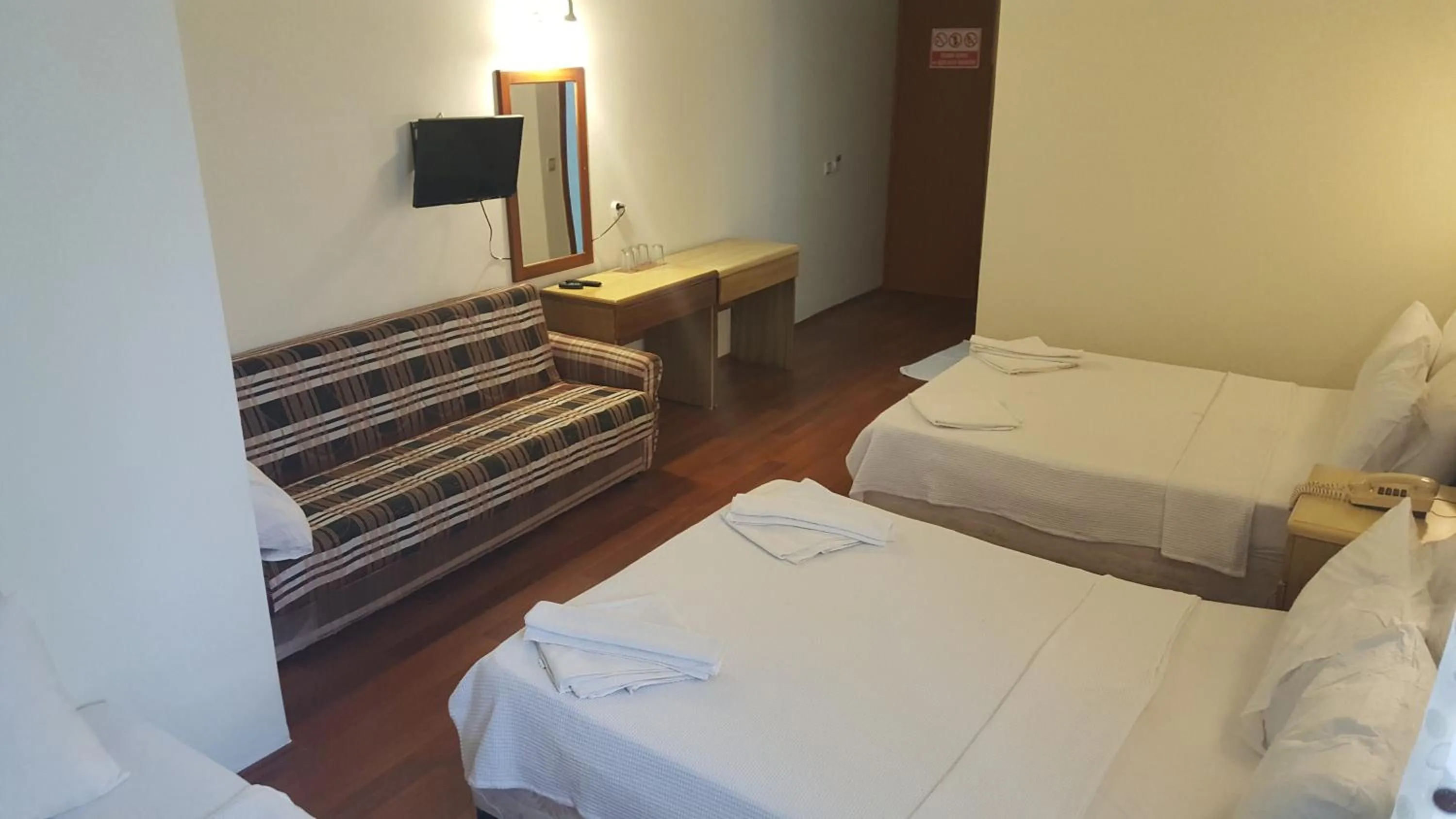 Standard Quadruple Room with Balcony in Hotel Berlin