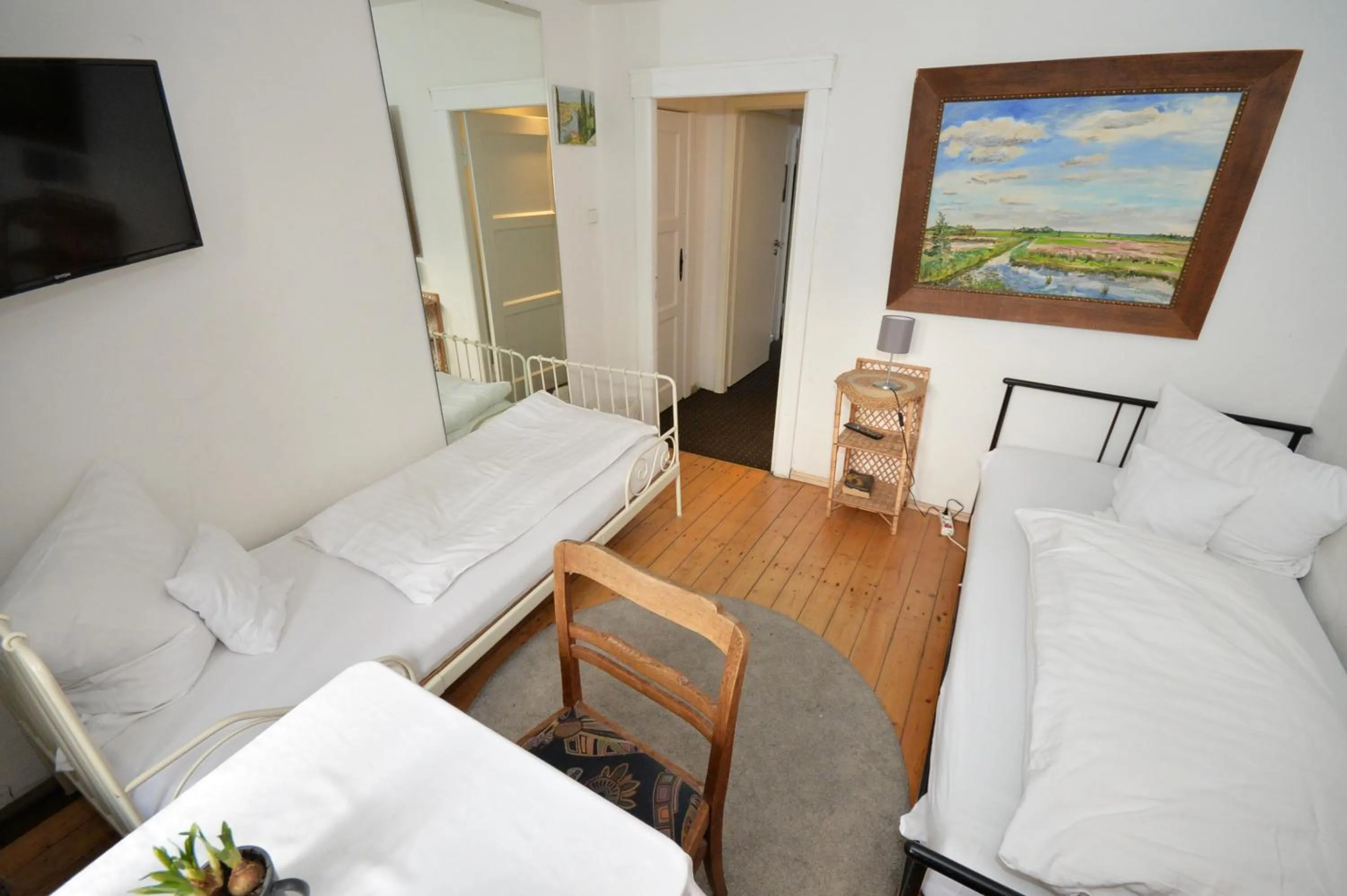 Twin Room with Private Bathroom in Airportgästehaus Bremen