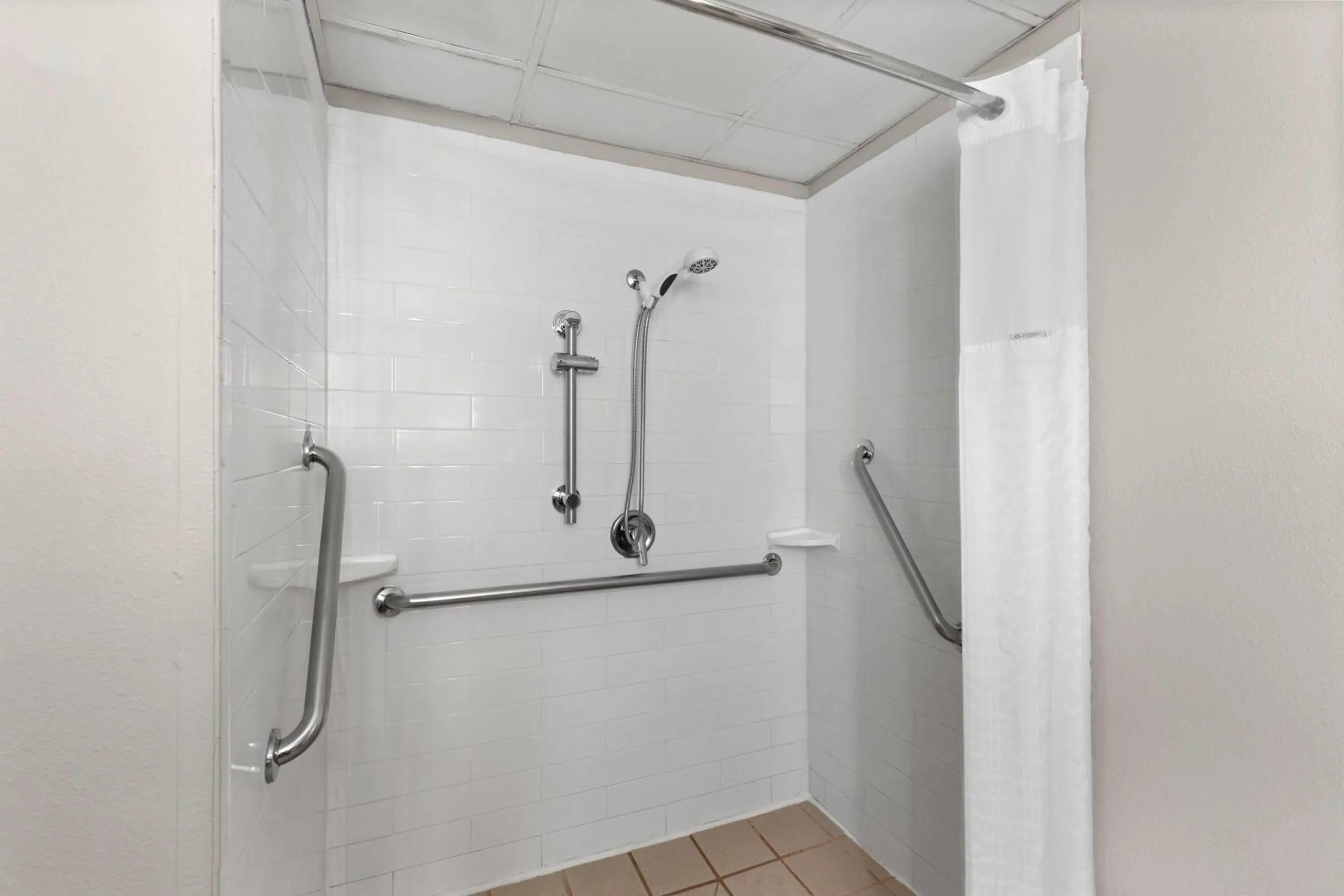 King Suite with Mobility Access and Roll-In Shower, Non-Smoking in Wingate by Wyndham Greensboro-Coliseum