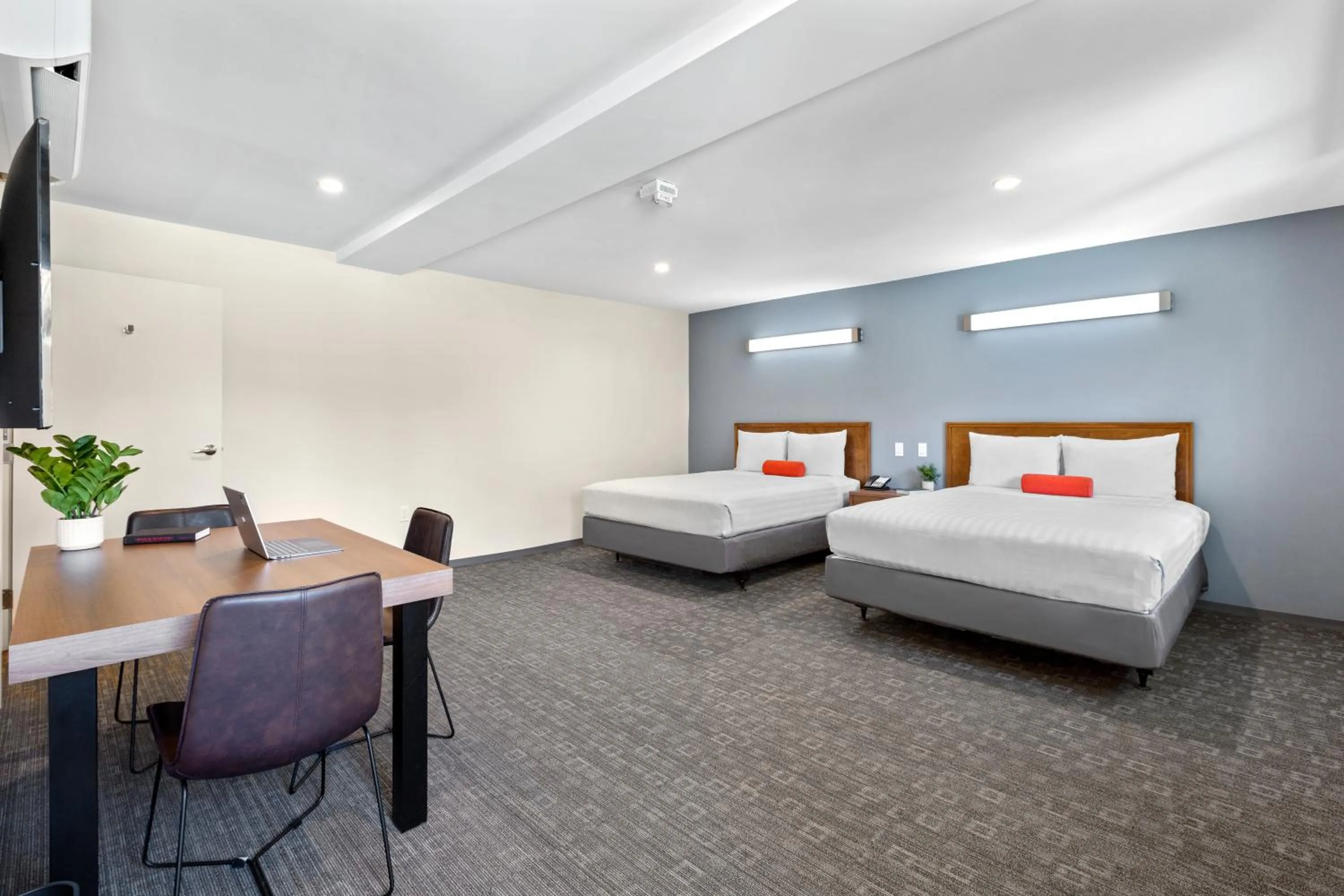 Deluxe Double Room in Good Nite Inn Calabasas