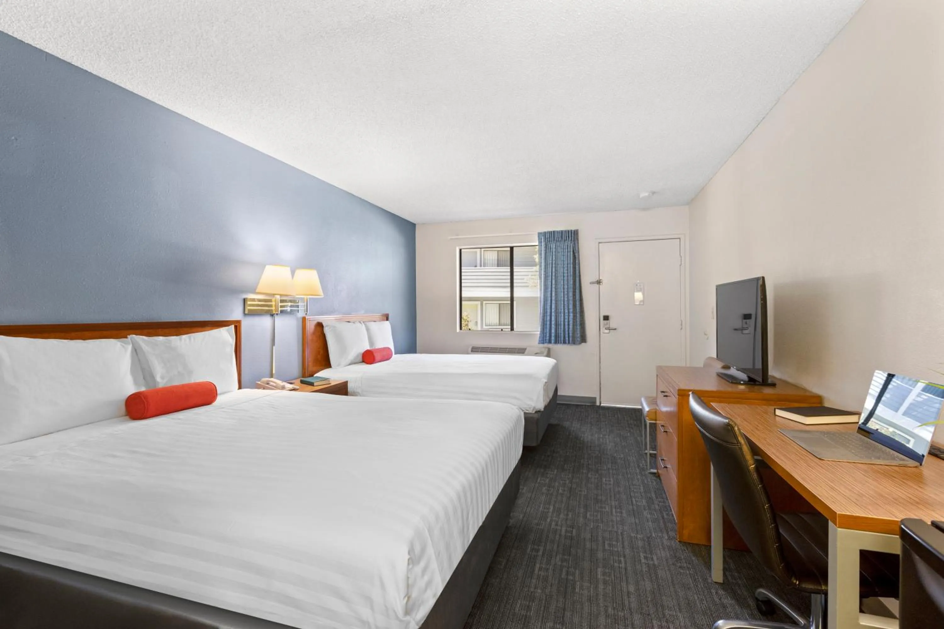 Queen Room with Two Queen Beds in Good Nite Inn Calabasas