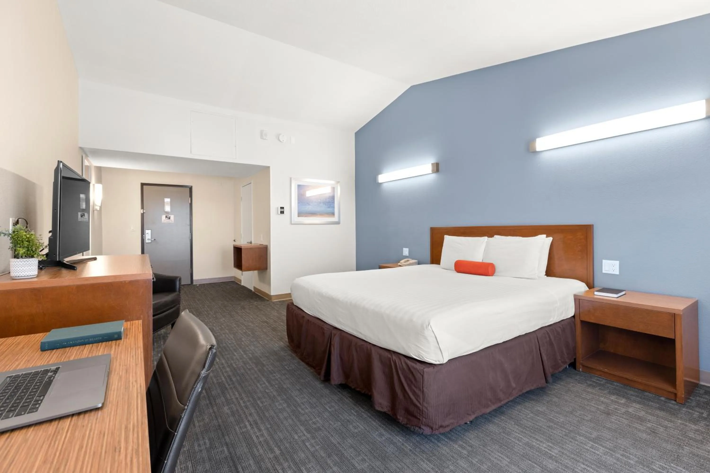 Deluxe Queen Room in Good Nite Inn Redwood City - San Francisco Airport