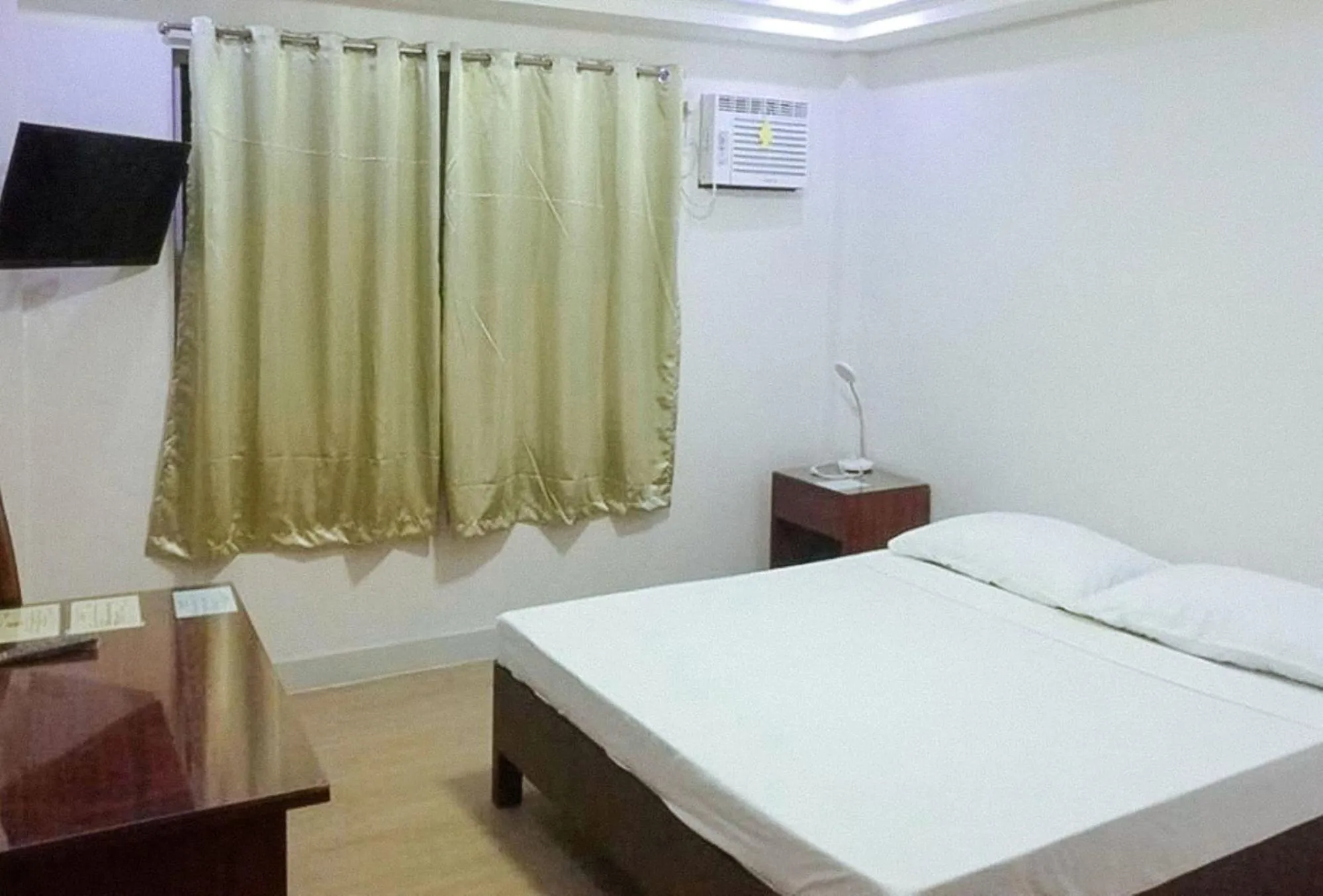 Standard Queen Room in RedDoorz Plus @ Green Star Park Cagayan