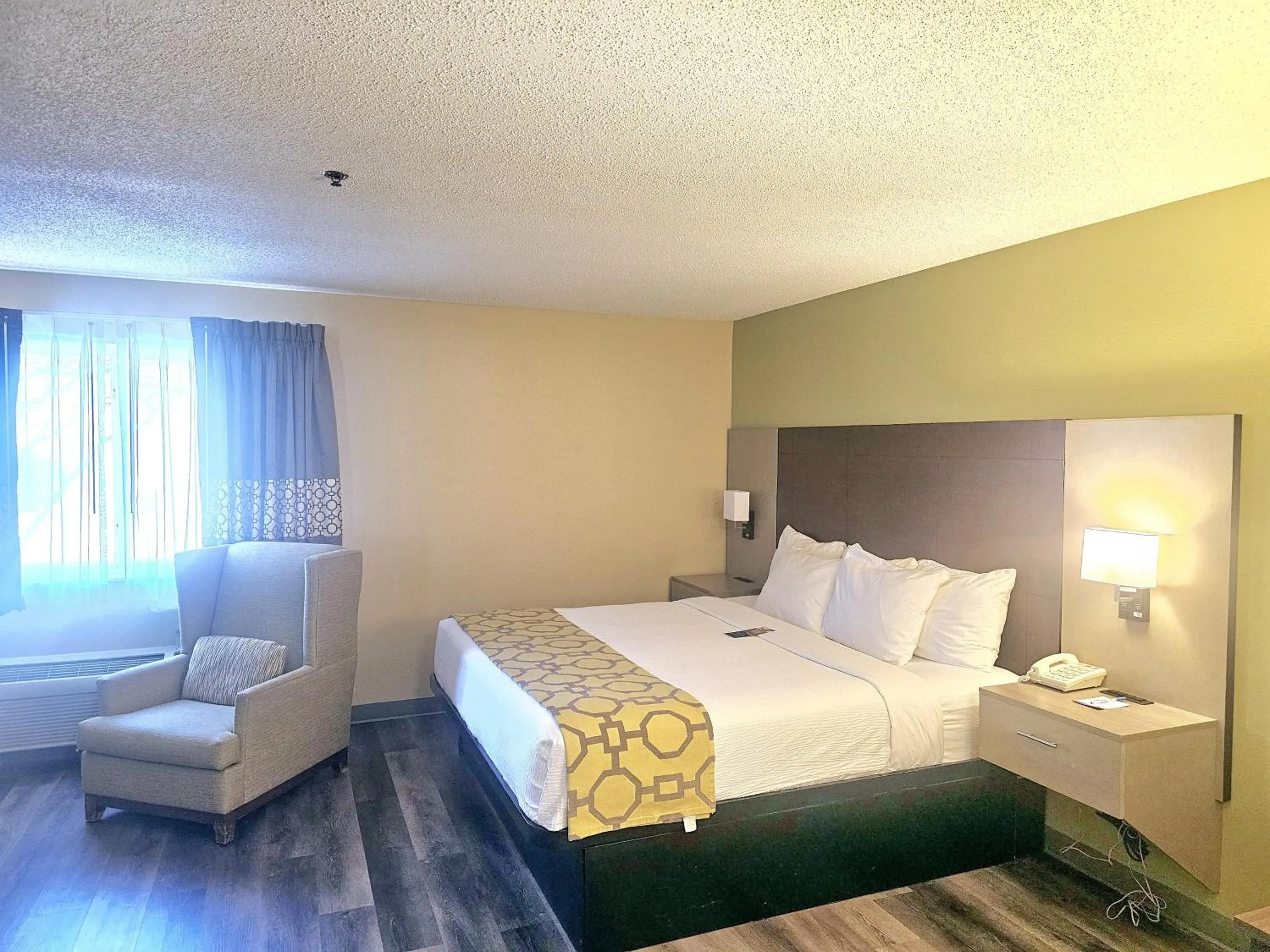 1 King Bed, Studio Suite, Hot Tub, Non-Smoking in Baymont by Wyndham Rolla