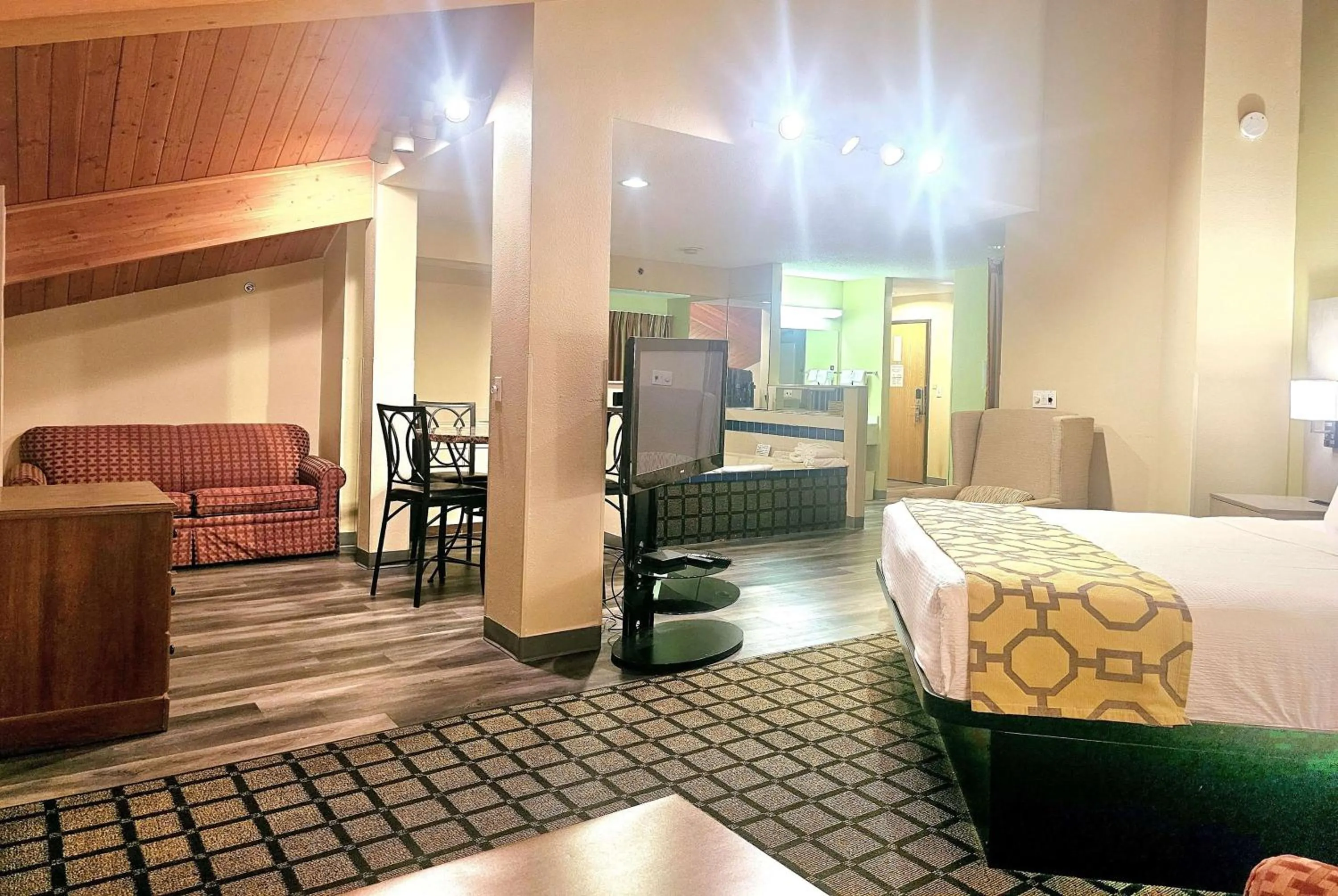 1 King Bed, 2 Sofa Beds, Studio Suite, Pool View, Hot Tub, Non-Smoking in Baymont by Wyndham Rolla